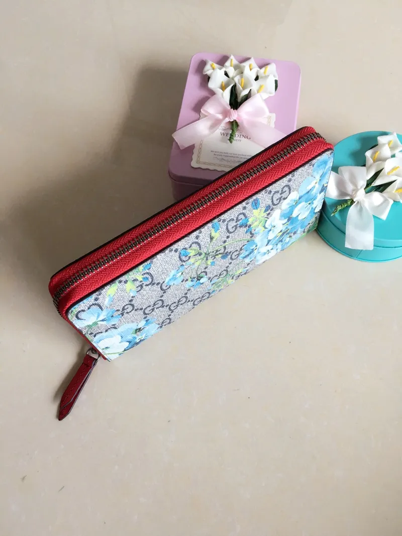 💰400 🇮🇹🇮🇹New colors available! 🌳🌳The latest personalized fashion 🌹🌹Women's zipper wallet 404071 "Tear-off flower PVC" with original cowhide, original hardware 🌻🌻Leading fashion temperament, super classy🌸🌸 Coffee, cherry blossom pink, maroon, green flower/black, ice blue flower-big red, ice blue flower-black 🌷🌷6 colors available, size 19.5～10～2.5