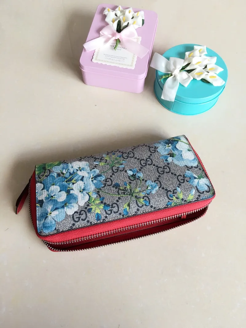 💰400 🇮🇹🇮🇹New colors available! 🌳🌳The latest personalized fashion 🌹🌹Women's zipper wallet 404071 "Tear-off flower PVC" with original cowhide, original hardware 🌻🌻Leading fashion temperament, super classy🌸🌸 Coffee, cherry blossom pink, maroon, green flower/black, ice blue flower-big red, ice blue flower-black 🌷🌷6 colors available, size 19.5～10～2.5