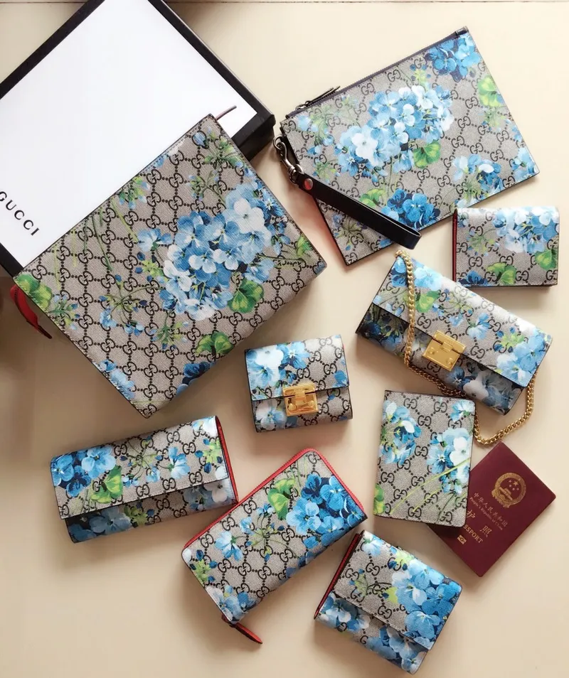 💰400 🇮🇹🇮🇹New colors available! 🌳🌳The latest personalized fashion 🌹🌹Women's zipper wallet 404071 "Tear-off flower PVC" with original cowhide, original hardware 🌻🌻Leading fashion temperament, super classy🌸🌸 Coffee, cherry blossom pink, maroon, green flower/black, ice blue flower-big red, ice blue flower-black 🌷🌷6 colors available, size 19.5～10～2.5