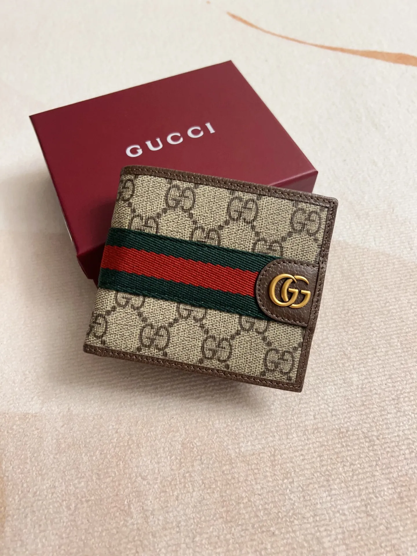 💰300 🇭🇺🇭🇺 New model synchronized with the official website! Ophidia series ~ short wallet, 🍉🍉 made of GG Supreme original factory pig grain first-layer cowhide with PVC 🍉🍉 equipped with iconic double G hardware marks, classic red and green webbing, exquisitely made! 🍉🍉Model number: 834271🍉🍉Size: 11x10cm, color: brown maroon