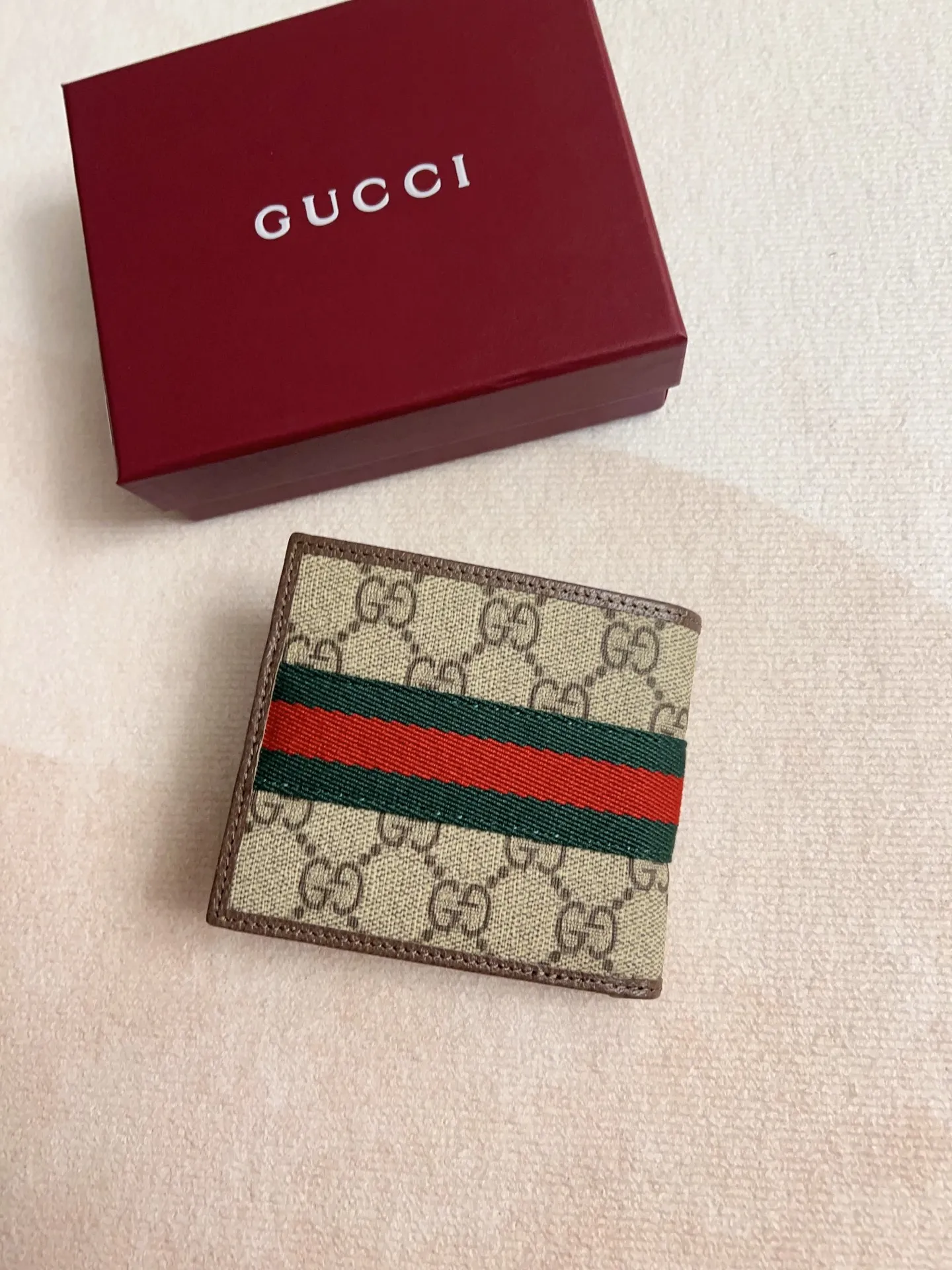 💰300 🇭🇺🇭🇺 New model synchronized with the official website! Ophidia series ~ short wallet, 🍉🍉 made of GG Supreme original factory pig grain first-layer cowhide with PVC 🍉🍉 equipped with iconic double G hardware marks, classic red and green webbing, exquisitely made! 🍉🍉Model number: 834271🍉🍉Size: 11x10cm, color: brown maroon