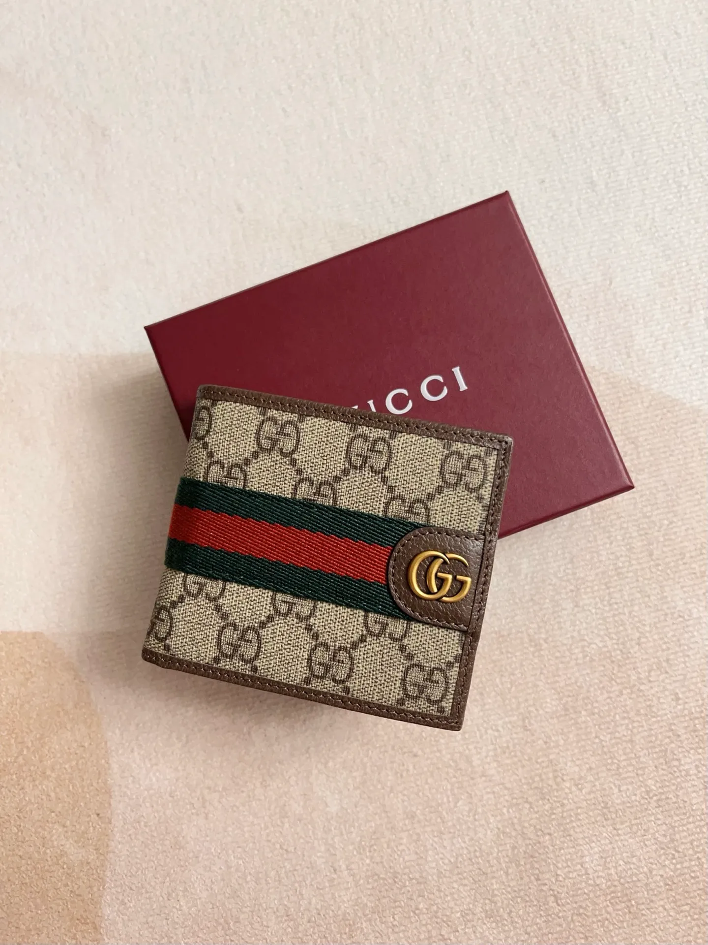 💰300 🇭🇺🇭🇺 New model synchronized with the official website! Ophidia series ~ short wallet, 🍉🍉 made of GG Supreme original factory pig grain first-layer cowhide with PVC 🍉🍉 equipped with iconic double G hardware marks, classic red and green webbing, exquisitely made! 🍉🍉Model number: 834271🍉🍉Size: 11x10cm, color: brown maroon