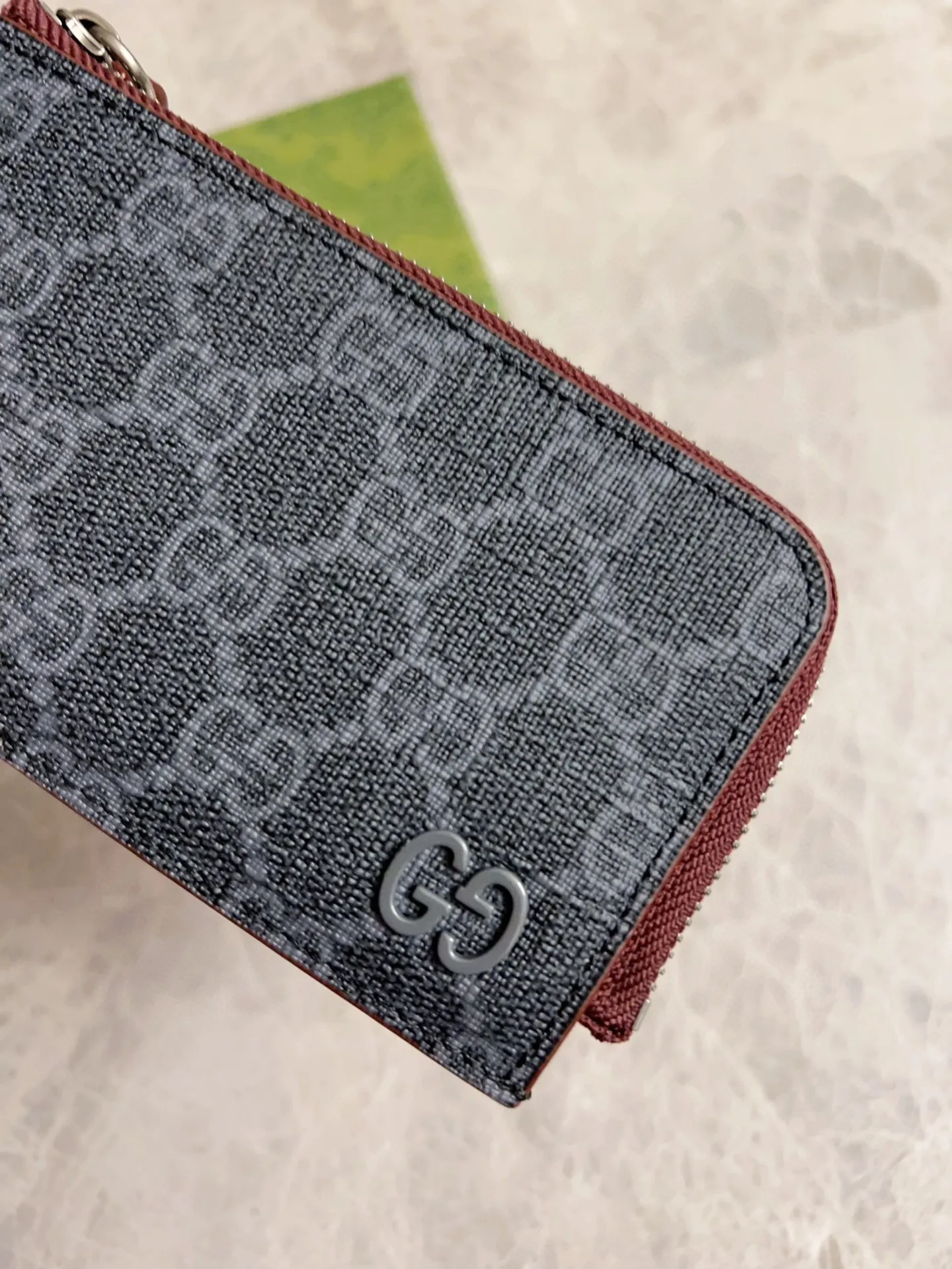 💰340 🇭🇺🇭🇺Gucci’s latest collection ~ card holder 🥗🥗 uses a two-tone design full of contrasting beauty to bring out the GG logo emblazoned on the bag🥗🥗The fabric is black GG, and the lining is made of contrasting cowhide leather 🥗🥗Black GG Supreme canvas, 🥗🥗with dark gray ceramic effect double G, size: 13.5x 8cm model: 795233 (original product)