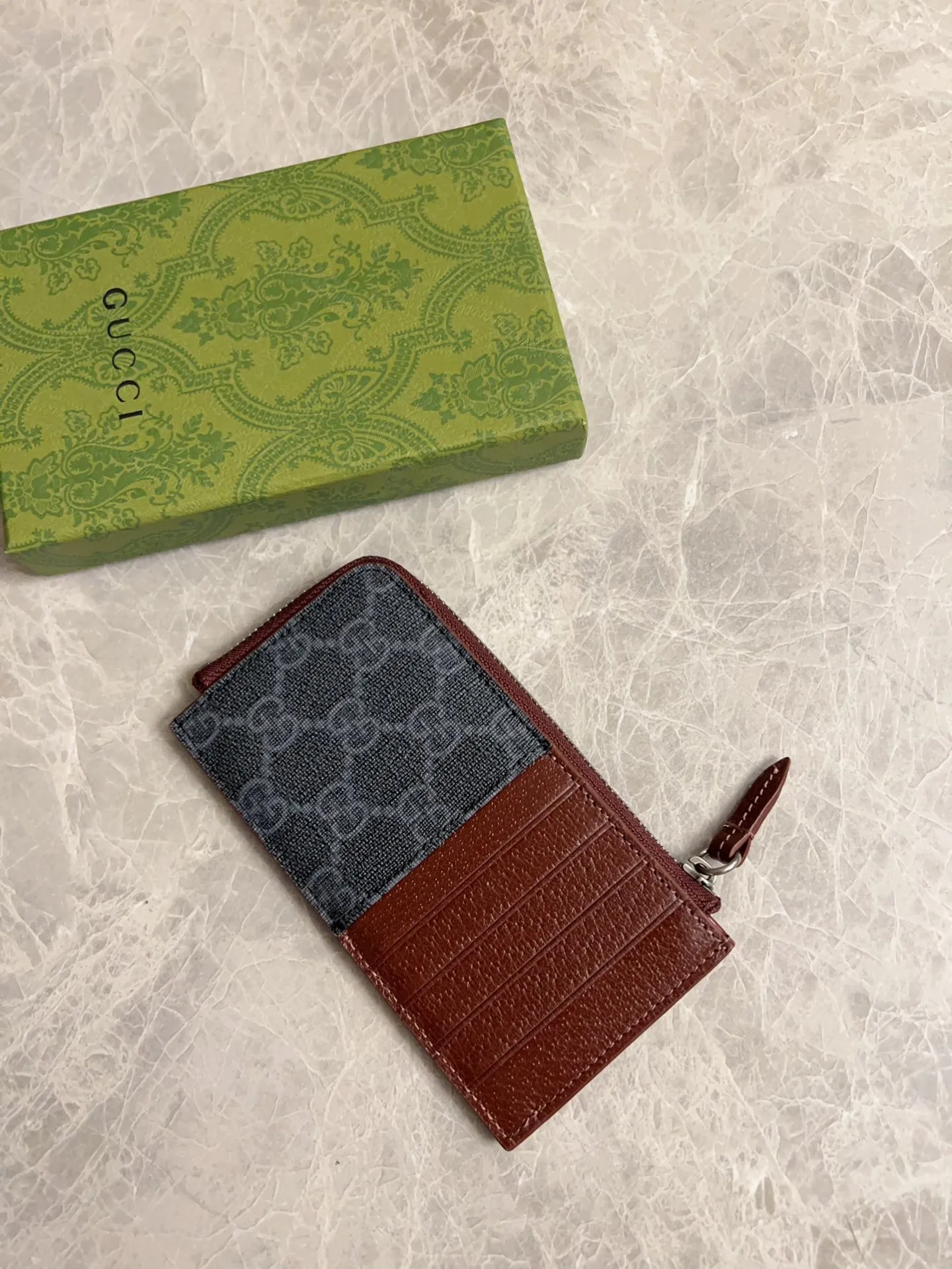💰340 🇭🇺🇭🇺Gucci’s latest collection ~ card holder 🥗🥗 uses a two-tone design full of contrasting beauty to bring out the GG logo emblazoned on the bag🥗🥗The fabric is black GG, and the lining is made of contrasting cowhide leather 🥗🥗Black GG Supreme canvas, 🥗🥗with dark gray ceramic effect double G, size: 13.5x 8cm model: 795233 (original product)