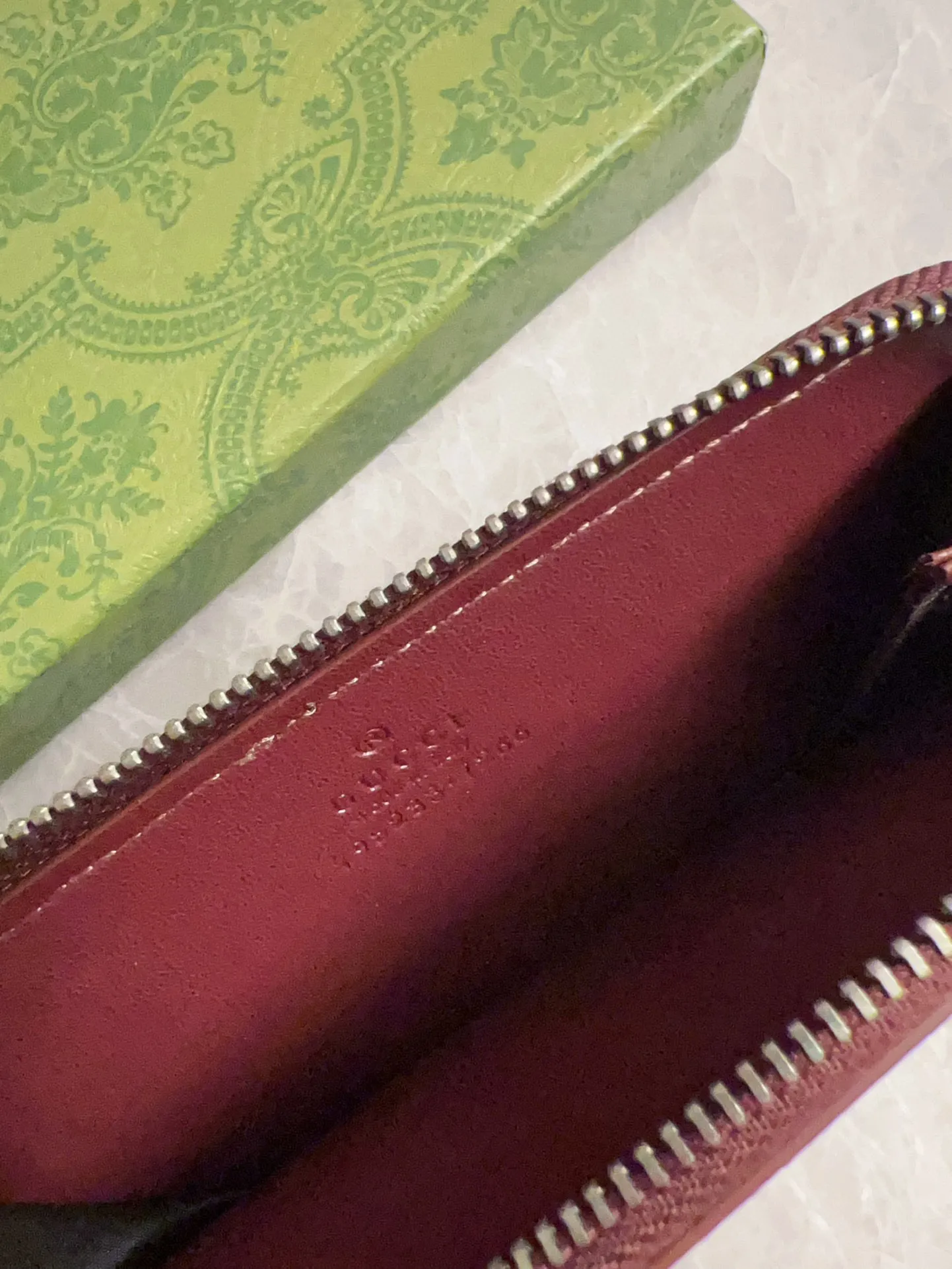 💰340 🇭🇺🇭🇺Gucci’s latest collection ~ card holder 🥗🥗 uses a two-tone design full of contrasting beauty to bring out the GG logo emblazoned on the bag🥗🥗The fabric is black GG, and the lining is made of contrasting cowhide leather 🥗🥗Black GG Supreme canvas, 🥗🥗with dark gray ceramic effect double G, size: 13.5x 8cm model: 795233 (original product)