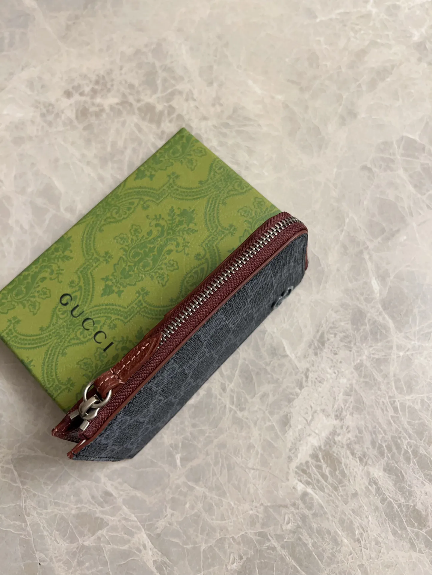 💰340 🇭🇺🇭🇺Gucci’s latest collection ~ card holder 🥗🥗 uses a two-tone design full of contrasting beauty to bring out the GG logo emblazoned on the bag🥗🥗The fabric is black GG, and the lining is made of contrasting cowhide leather 🥗🥗Black GG Supreme canvas, 🥗🥗with dark gray ceramic effect double G, size: 13.5x 8cm model: 795233 (original product)