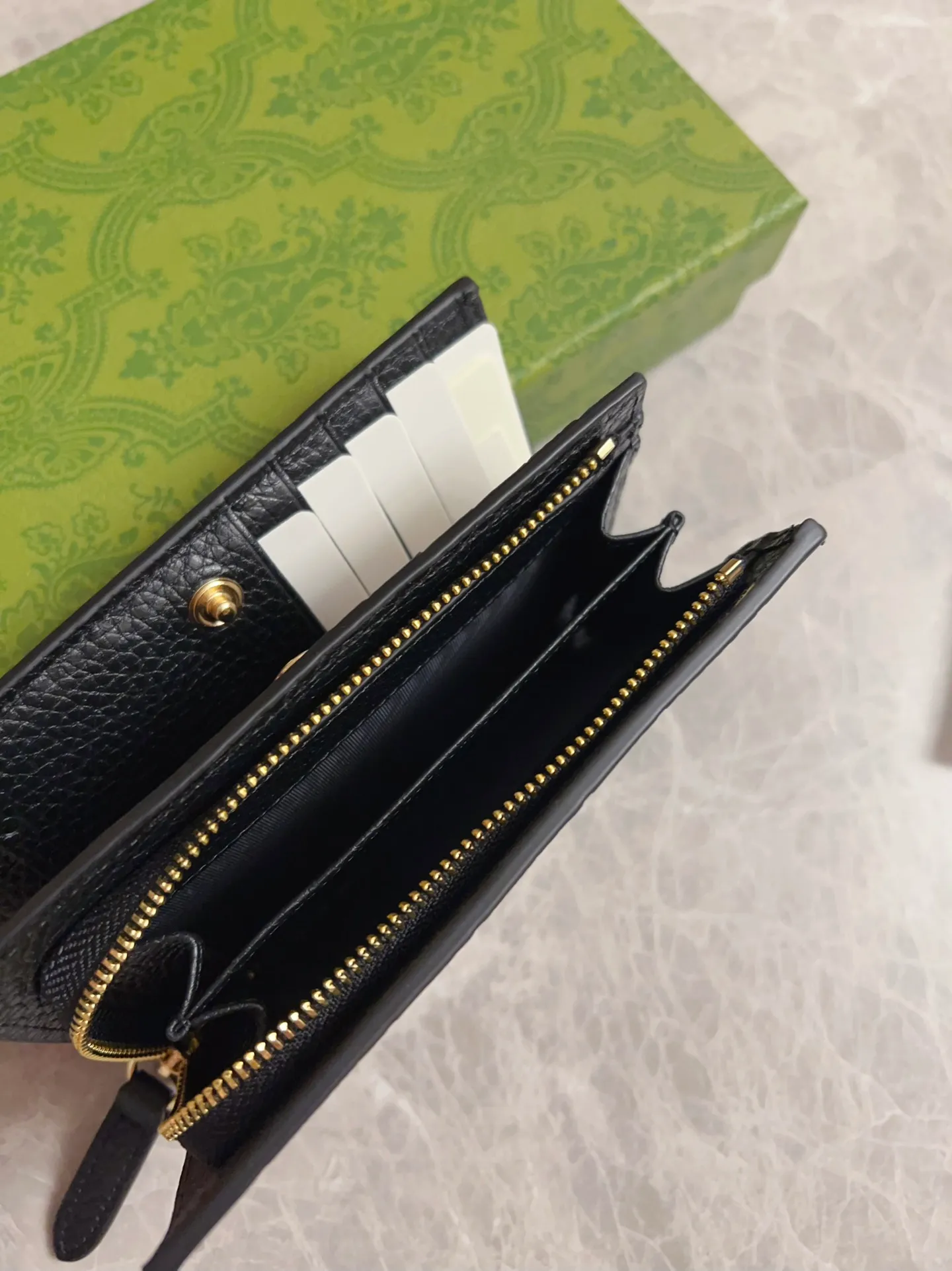 💰 400 🇮🇹🇮🇹New GG Emblem series super soft pink embossed/full leather wallet! (Mid-length clip)💋💋Model: 815874, size: 18x14x3cm