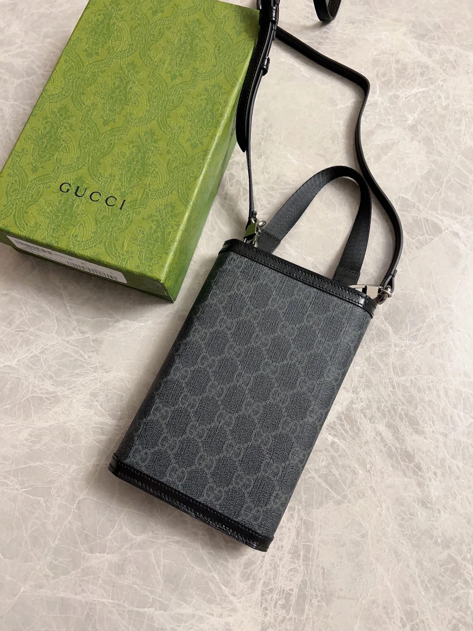 💰720🇮🇹🇮🇹The latest Gucci, synchronized with counters! 🪅🪅 Interlocking Double G clutch bag, 🪅🪅 oval interlocking Double G leather label, Double G fabric with cowhide piping, 🪅🪅Model number: 724358, size: 20x14X4cm (open 40cm) can be carried cross-body or portable, built-in (mobile phone + card holder + cash) three essentials for going out, integrated into one! Fashion item! Awesome! 🪅🪅