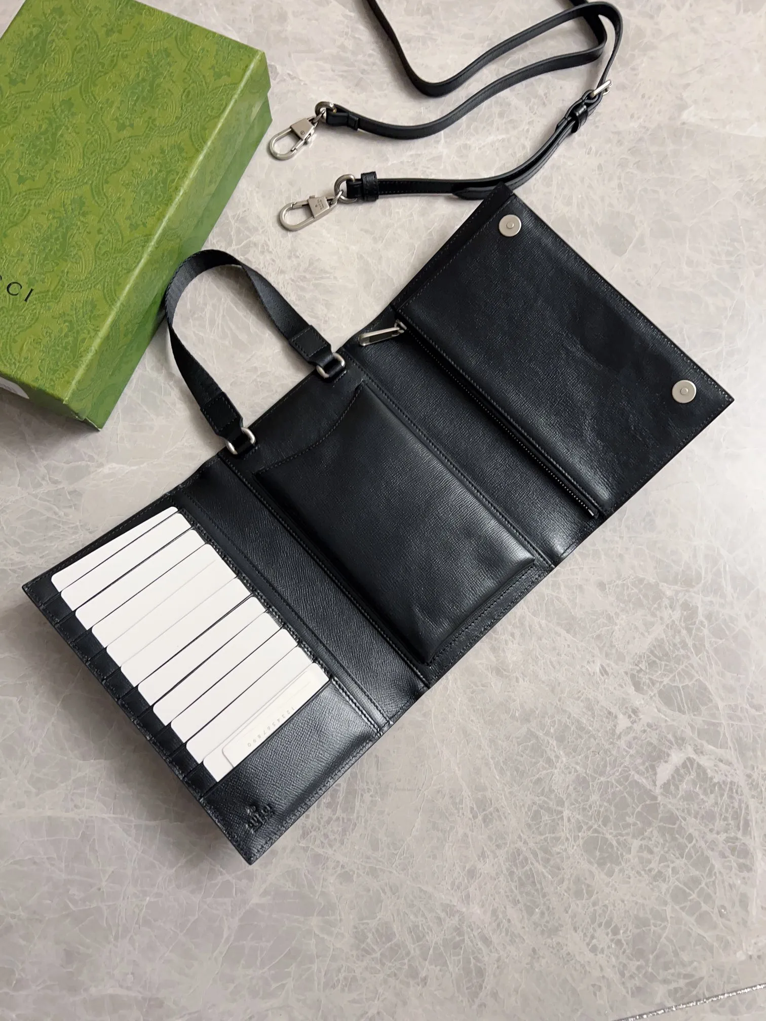 💰720🇮🇹🇮🇹The latest Gucci, synchronized with counters! 🪅🪅 Interlocking Double G clutch bag, 🪅🪅 oval interlocking Double G leather label, Double G fabric with cowhide piping, 🪅🪅Model number: 724358, size: 20x14X4cm (open 40cm) can be carried cross-body or portable, built-in (mobile phone + card holder + cash) three essentials for going out, integrated into one! Fashion item! Awesome! 🪅🪅