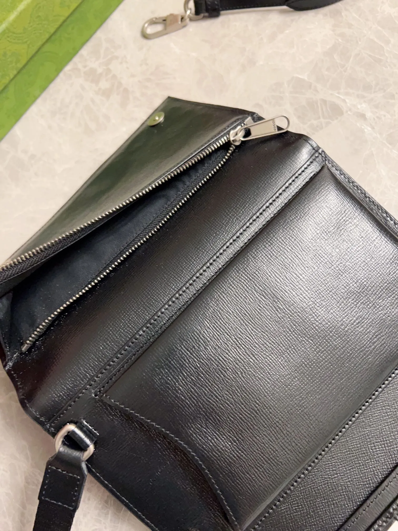 💰720🇮🇹🇮🇹The latest Gucci, synchronized with counters! 🪅🪅 Interlocking Double G clutch bag, 🪅🪅 oval interlocking Double G leather label, Double G fabric with cowhide piping, 🪅🪅Model number: 724358, size: 20x14X4cm (open 40cm) can be carried cross-body or portable, built-in (mobile phone + card holder + cash) three essentials for going out, integrated into one! Fashion item! Awesome! 🪅🪅