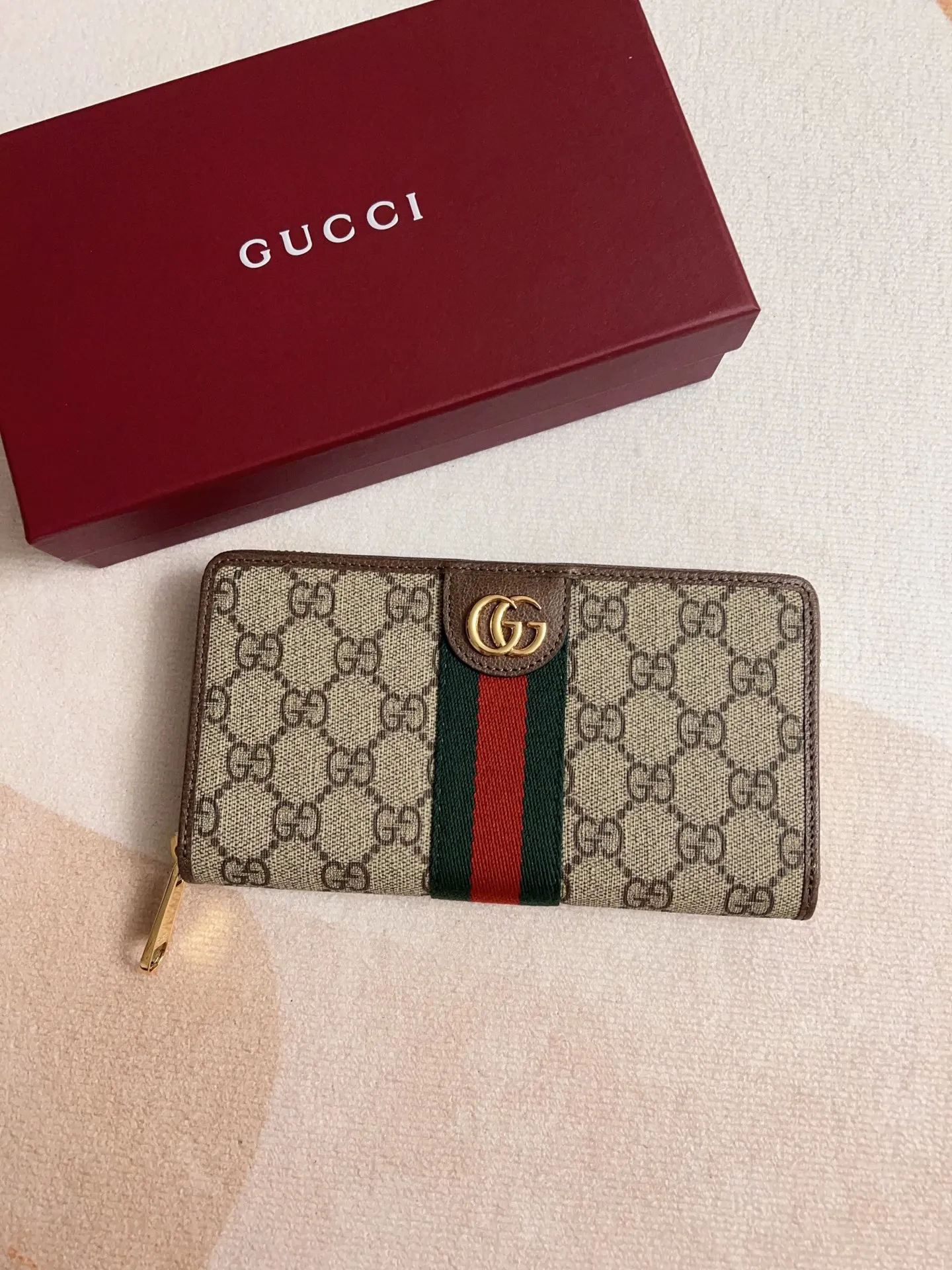 💰440🇭🇺🇭🇺 The official website is synchronized with the new model! Ophidia series ~ zipper wallet, 🍉🍉 made of GG Supreme original factory pig grain first-layer cowhide with PVC 🍉🍉 equipped with iconic double G hardware marks, classic red and green webbing, high-end cotton zipper ~ refined! 🍉🍉Model number: 838484🍉🍉Size: W19xH10xD2.5cm, Color: Brown