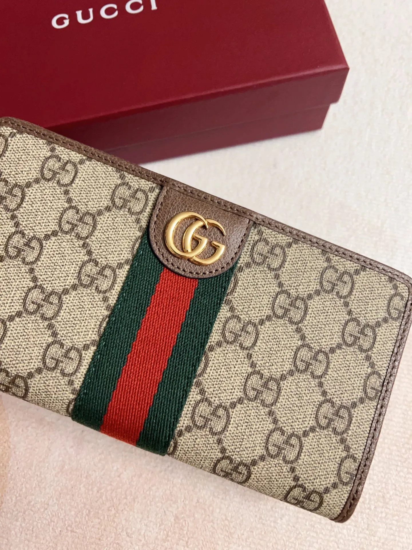 💰440🇭🇺🇭🇺 The official website is synchronized with the new model! Ophidia series ~ zipper wallet, 🍉🍉 made of GG Supreme original factory pig grain first-layer cowhide with PVC 🍉🍉 equipped with iconic double G hardware marks, classic red and green webbing, high-end cotton zipper ~ refined! 🍉🍉Model number: 838484🍉🍉Size: W19xH10xD2.5cm, Color: Brown