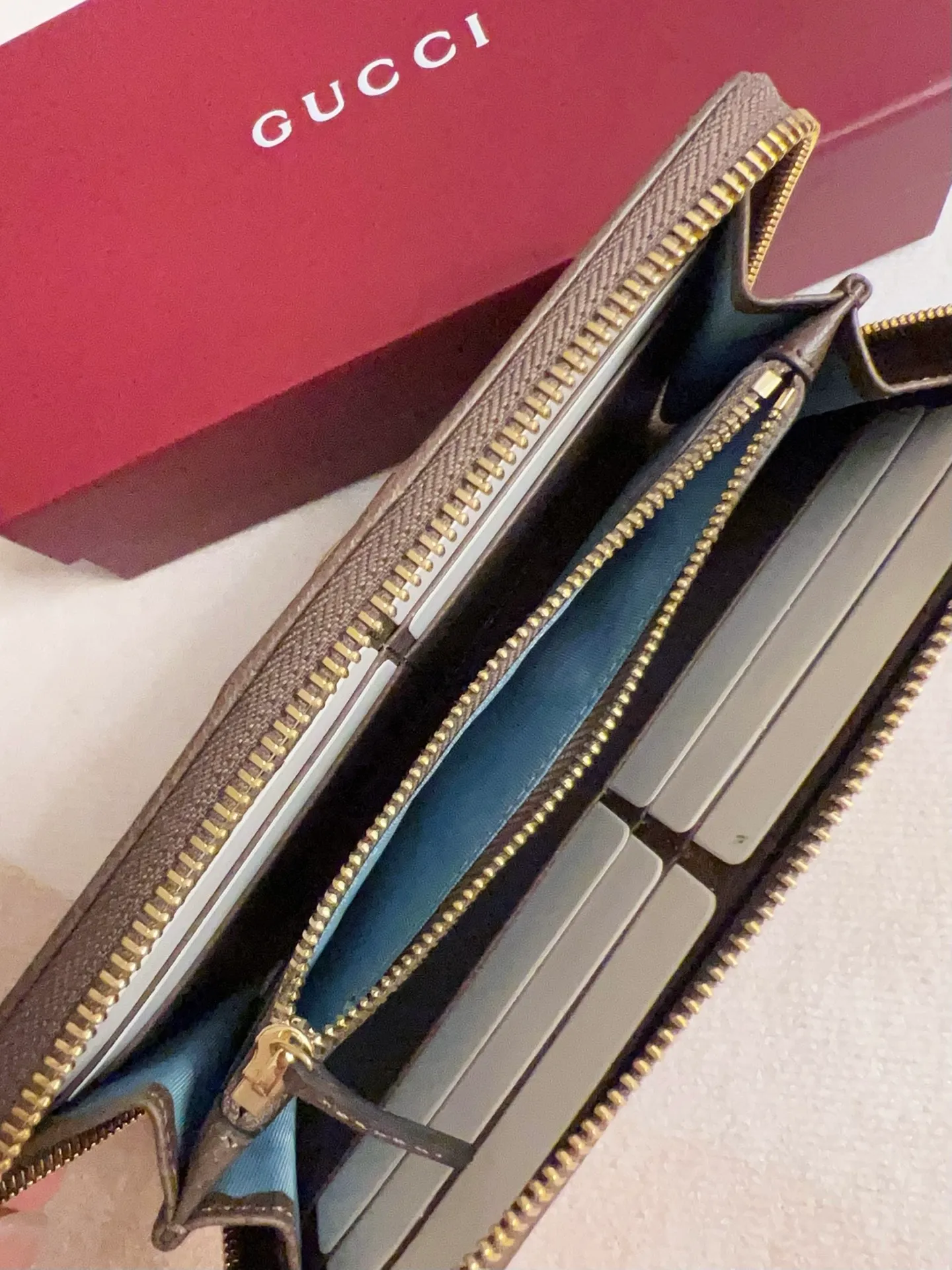 💰440🇭🇺🇭🇺 The official website is synchronized with the new model! Ophidia series ~ zipper wallet, 🍉🍉 made of GG Supreme original factory pig grain first-layer cowhide with PVC 🍉🍉 equipped with iconic double G hardware marks, classic red and green webbing, high-end cotton zipper ~ refined! 🍉🍉Model number: 838484🍉🍉Size: W19xH10xD2.5cm, Color: Brown