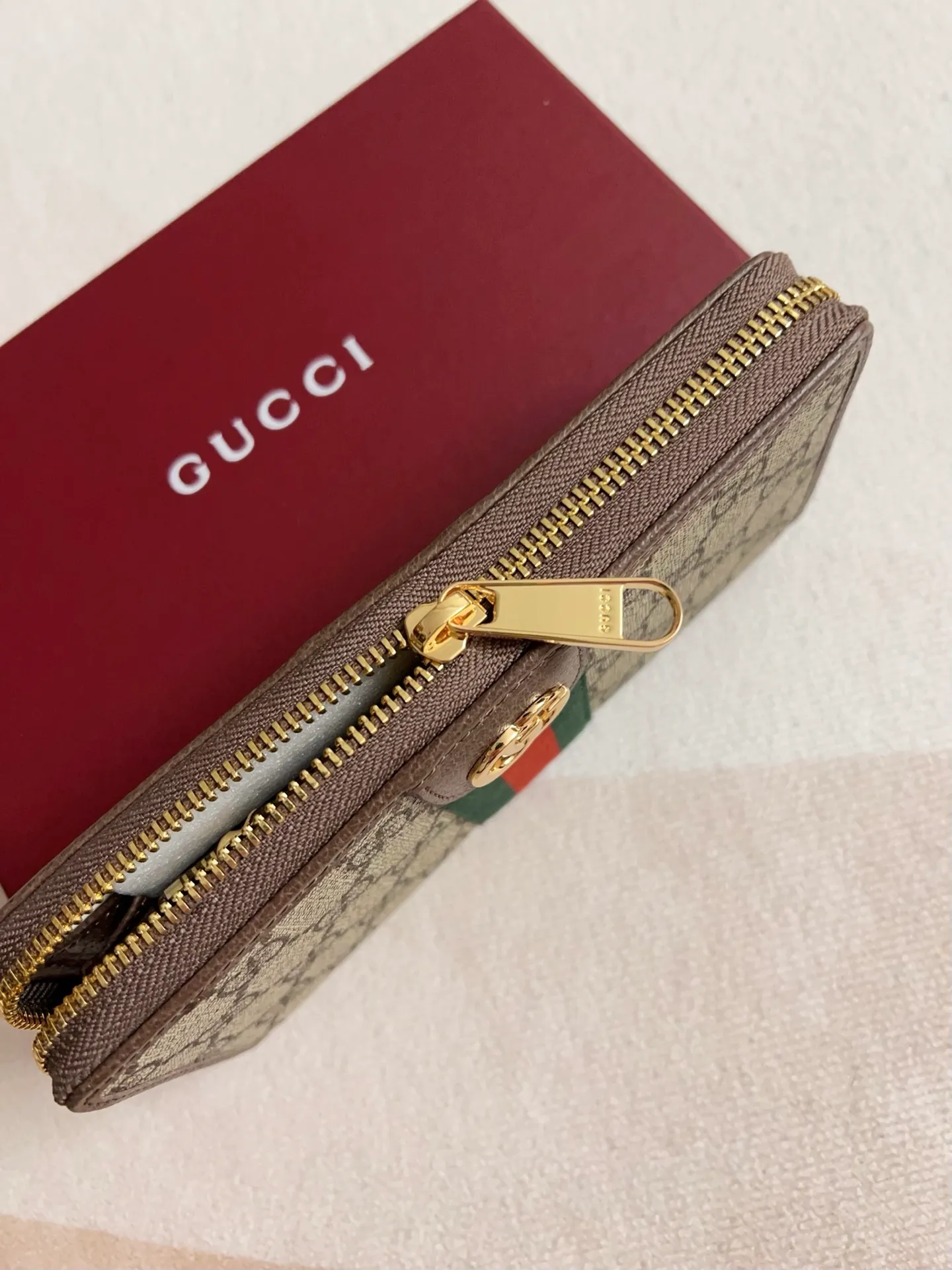 💰440🇭🇺🇭🇺 The official website is synchronized with the new model! Ophidia series ~ zipper wallet, 🍉🍉 made of GG Supreme original factory pig grain first-layer cowhide with PVC 🍉🍉 equipped with iconic double G hardware marks, classic red and green webbing, high-end cotton zipper ~ refined! 🍉🍉Model number: 838484🍉🍉Size: W19xH10xD2.5cm, Color: Brown