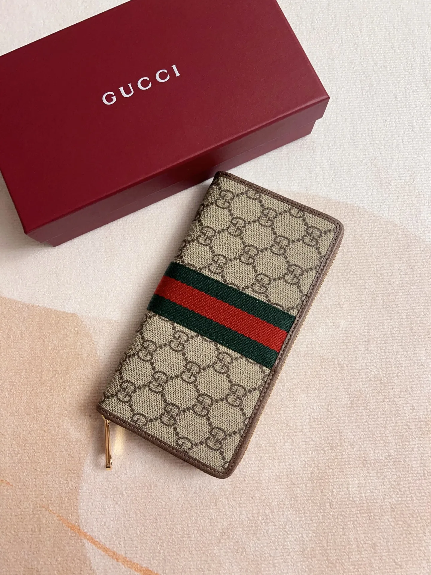 💰440🇭🇺🇭🇺 The official website is synchronized with the new model! Ophidia series ~ zipper wallet, 🍉🍉 made of GG Supreme original factory pig grain first-layer cowhide with PVC 🍉🍉 equipped with iconic double G hardware marks, classic red and green webbing, high-end cotton zipper ~ refined! 🍉🍉Model number: 838484🍉🍉Size: W19xH10xD2.5cm, Color: Brown