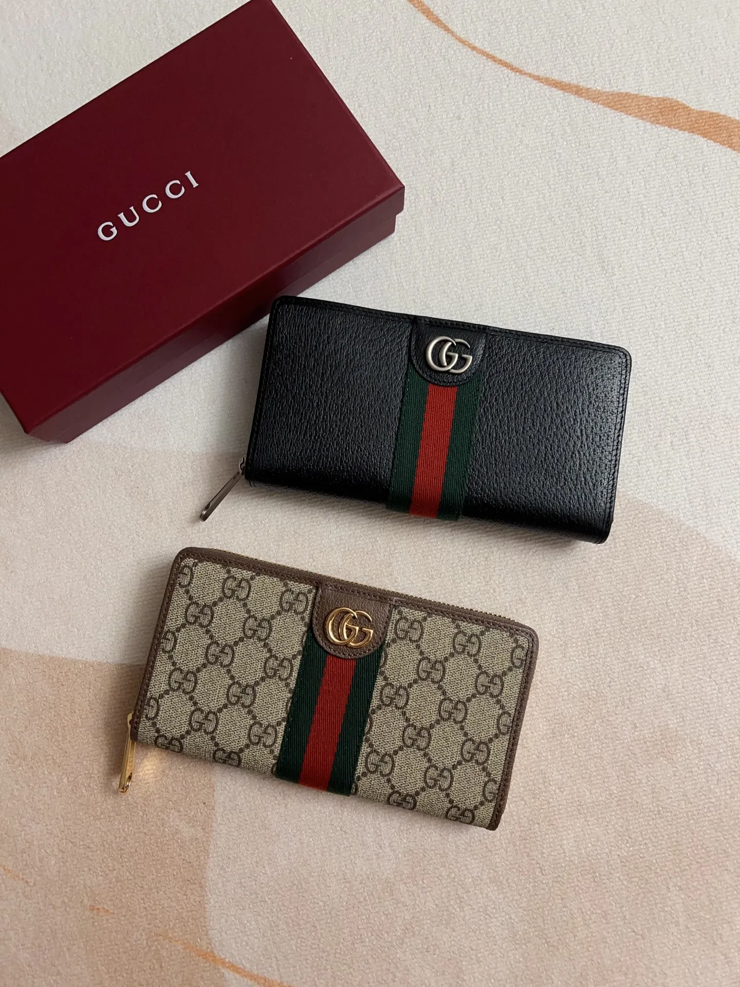 💰440🇭🇺🇭🇺 The official website is synchronized with the new model! Ophidia series ~ zipper wallet, 🍉🍉 made of GG Supreme original factory pig grain first-layer cowhide with PVC 🍉🍉 equipped with iconic double G hardware marks, classic red and green webbing, high-end cotton zipper ~ refined! 🍉🍉Model number: 838484🍉🍉Size: W19xH10xD2.5cm, Color: Brown