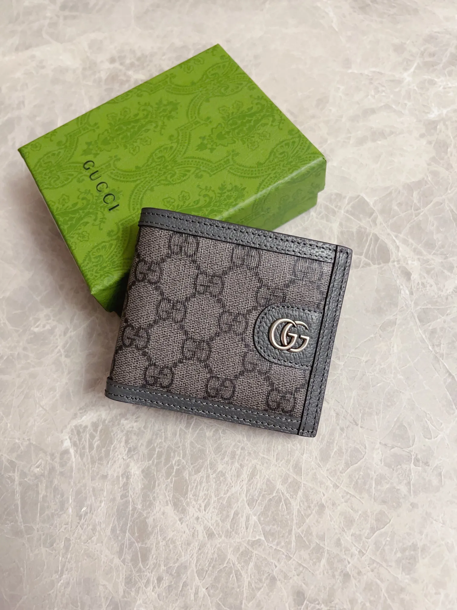 💰300🇭🇺🇭🇺GucciO’s latest phidia series short wallet, Ophidia series items have endless retro feelings. Gray GG Supreme canvas, gray cowhide piping, palladium tone accessories Double G Model: 597606 (double-sided card) Size: 12x 9.5cm Color: gray/pvc.