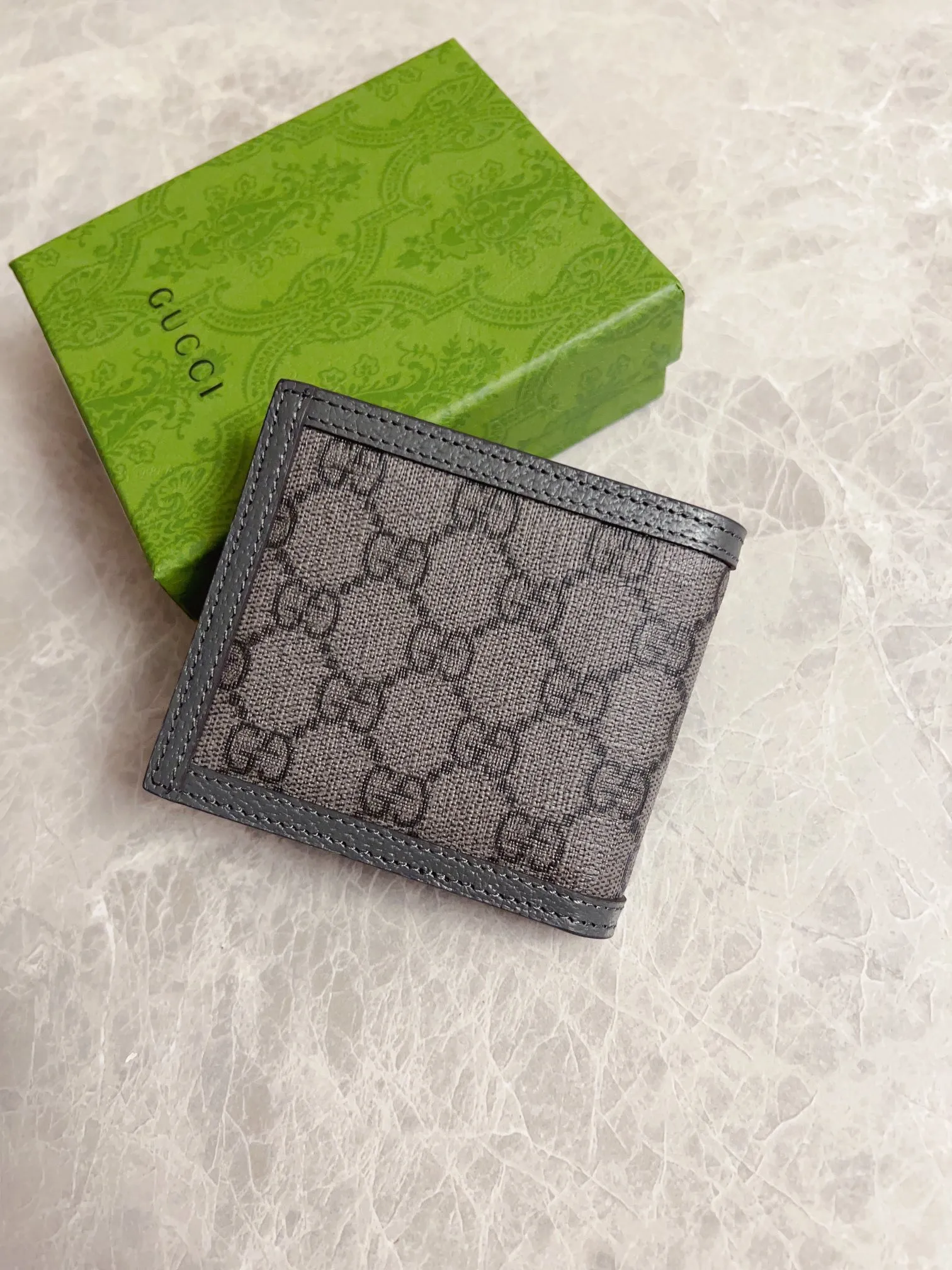 💰300🇭🇺🇭🇺GucciO’s latest phidia series short wallet, Ophidia series items have endless retro feelings. Gray GG Supreme canvas, gray cowhide piping, palladium tone accessories Double G Model: 597606 (double-sided card) Size: 12x 9.5cm Color: gray/pvc.