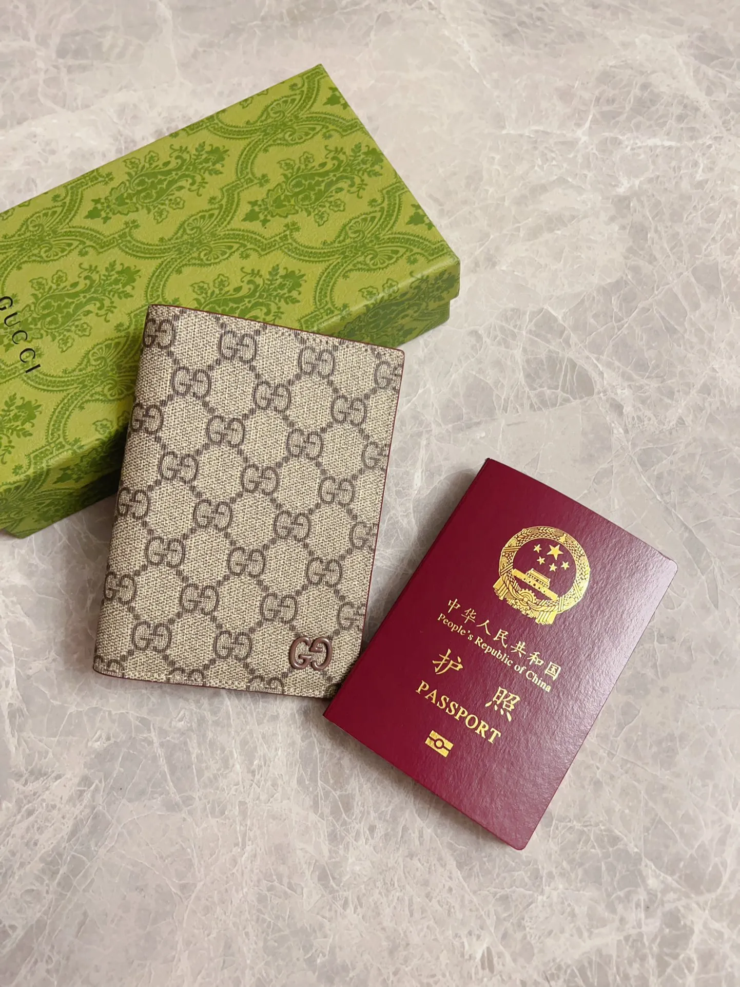 💰340 🇭🇺🇭🇺Gucci’s latest series is presented ~ Passport Holder 🧬🧬The two-tone design full of contrasting beauty makes the GG logo emblazoned on the bag show off🧬🧬Brown/Brown Brown/Maroon Size: 13.5x 9.5cm Model: 795229