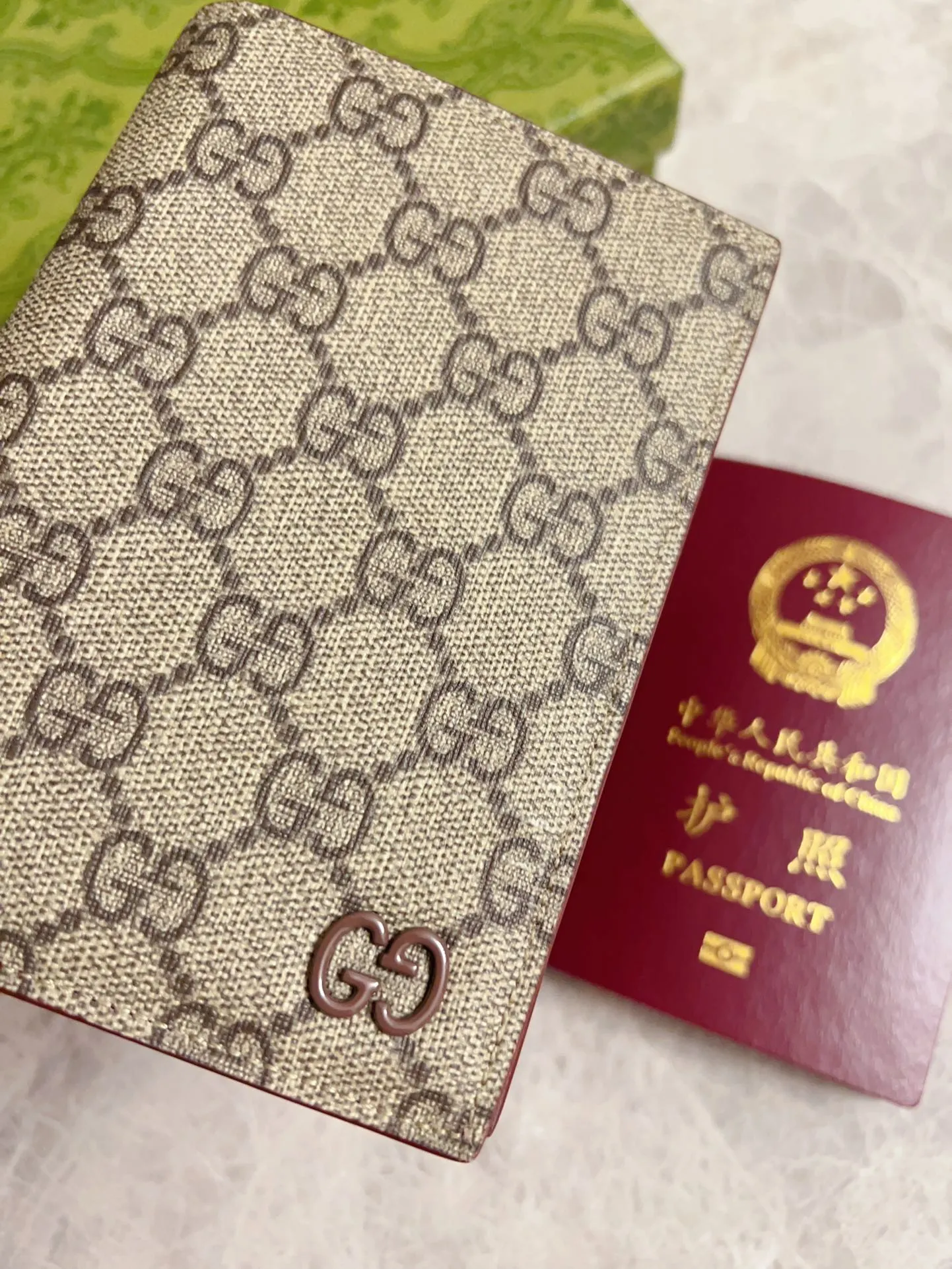 💰340 🇭🇺🇭🇺Gucci’s latest series is presented ~ Passport Holder 🧬🧬The two-tone design full of contrasting beauty makes the GG logo emblazoned on the bag show off🧬🧬Brown/Brown Brown/Maroon Size: 13.5x 9.5cm Model: 795229