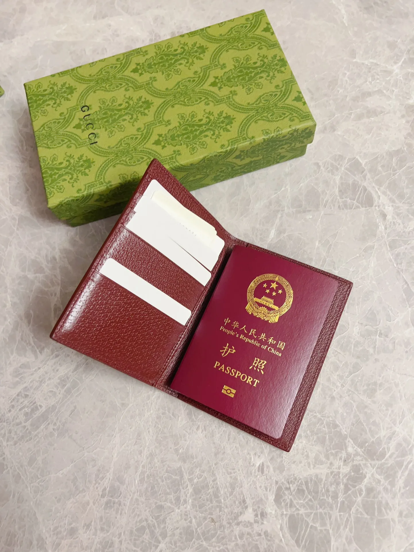 💰340 🇭🇺🇭🇺Gucci’s latest series is presented ~ Passport Holder 🧬🧬The two-tone design full of contrasting beauty makes the GG logo emblazoned on the bag show off🧬🧬Brown/Brown Brown/Maroon Size: 13.5x 9.5cm Model: 795229