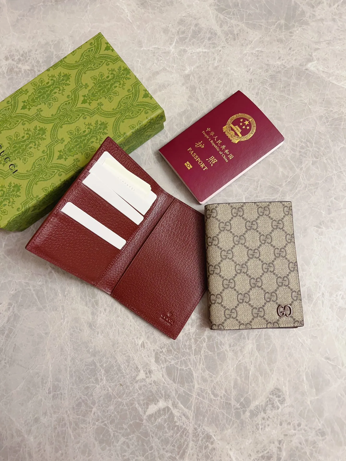 💰340 🇭🇺🇭🇺Gucci’s latest series is presented ~ Passport Holder 🧬🧬The two-tone design full of contrasting beauty makes the GG logo emblazoned on the bag show off🧬🧬Brown/Brown Brown/Maroon Size: 13.5x 9.5cm Model: 795229