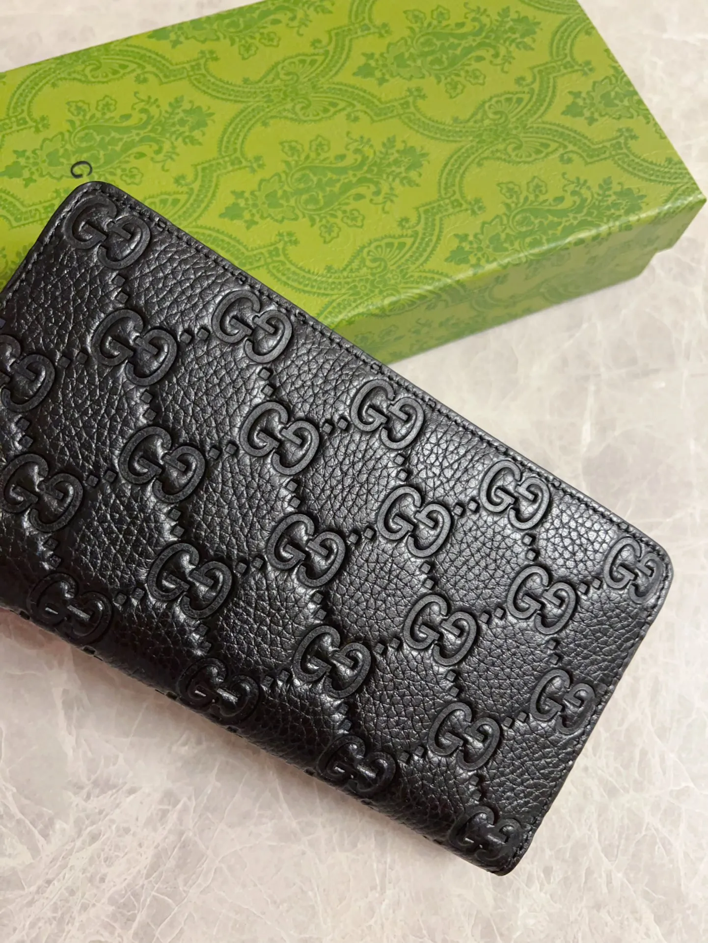 💰 450 🇮🇹🇮🇹New GG Emblem series super soft pink embossed/full leather wallet! 💋💋Model: 821803, size: 19x10x2.5cm