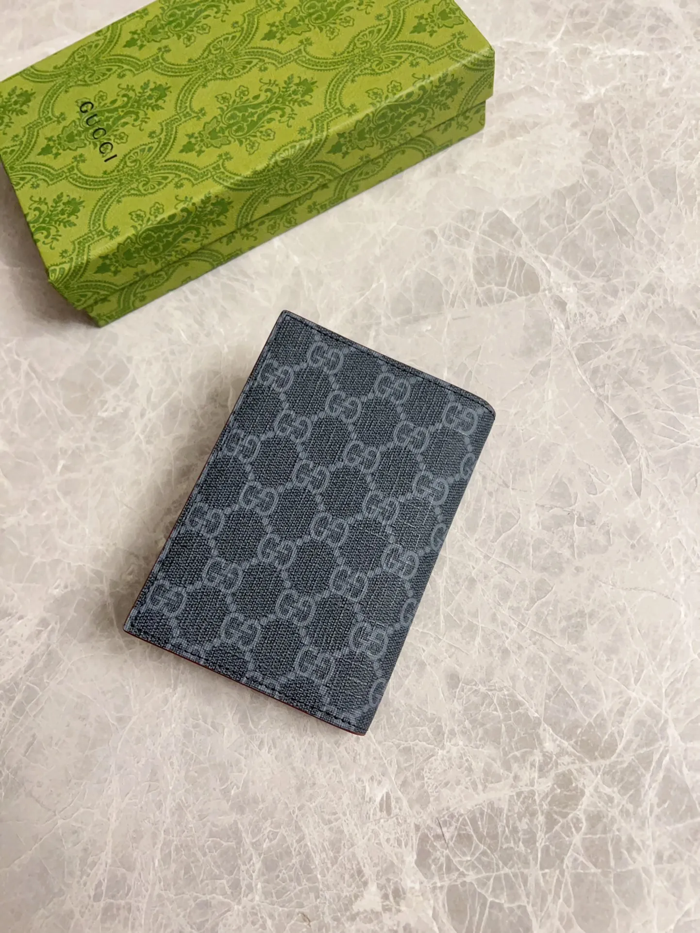 💰360 🇭🇺🇭🇺Gucci’s latest collection ~ Passport holder 🧬🧬The two-tone design full of contrasting beauty makes the GG logo emblazoned on the bag stand out🧬🧬The fabric is made of black GG and the lining is made of contrasting cowhide 🧬🧬Black GG Supreme canvas with dark gray ceramic effect double G, size: 13.5x 9.5cm Model: 795229