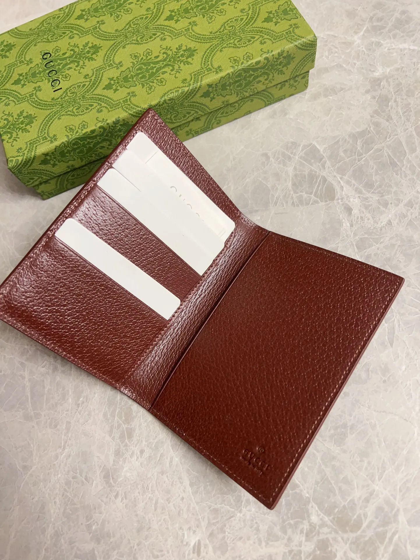 💰360 🇭🇺🇭🇺Gucci’s latest collection ~ Passport holder 🧬🧬The two-tone design full of contrasting beauty makes the GG logo emblazoned on the bag stand out🧬🧬The fabric is made of black GG and the lining is made of contrasting cowhide 🧬🧬Black GG Supreme canvas with dark gray ceramic effect double G, size: 13.5x 9.5cm Model: 795229