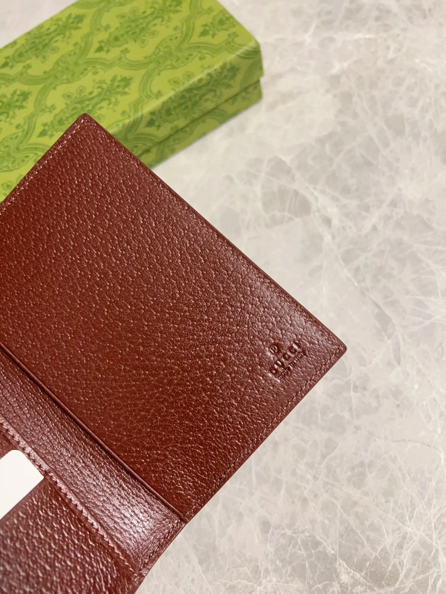 💰360 🇭🇺🇭🇺Gucci’s latest collection ~ Passport holder 🧬🧬The two-tone design full of contrasting beauty makes the GG logo emblazoned on the bag stand out🧬🧬The fabric is made of black GG and the lining is made of contrasting cowhide 🧬🧬Black GG Supreme canvas with dark gray ceramic effect double G, size: 13.5x 9.5cm Model: 795229