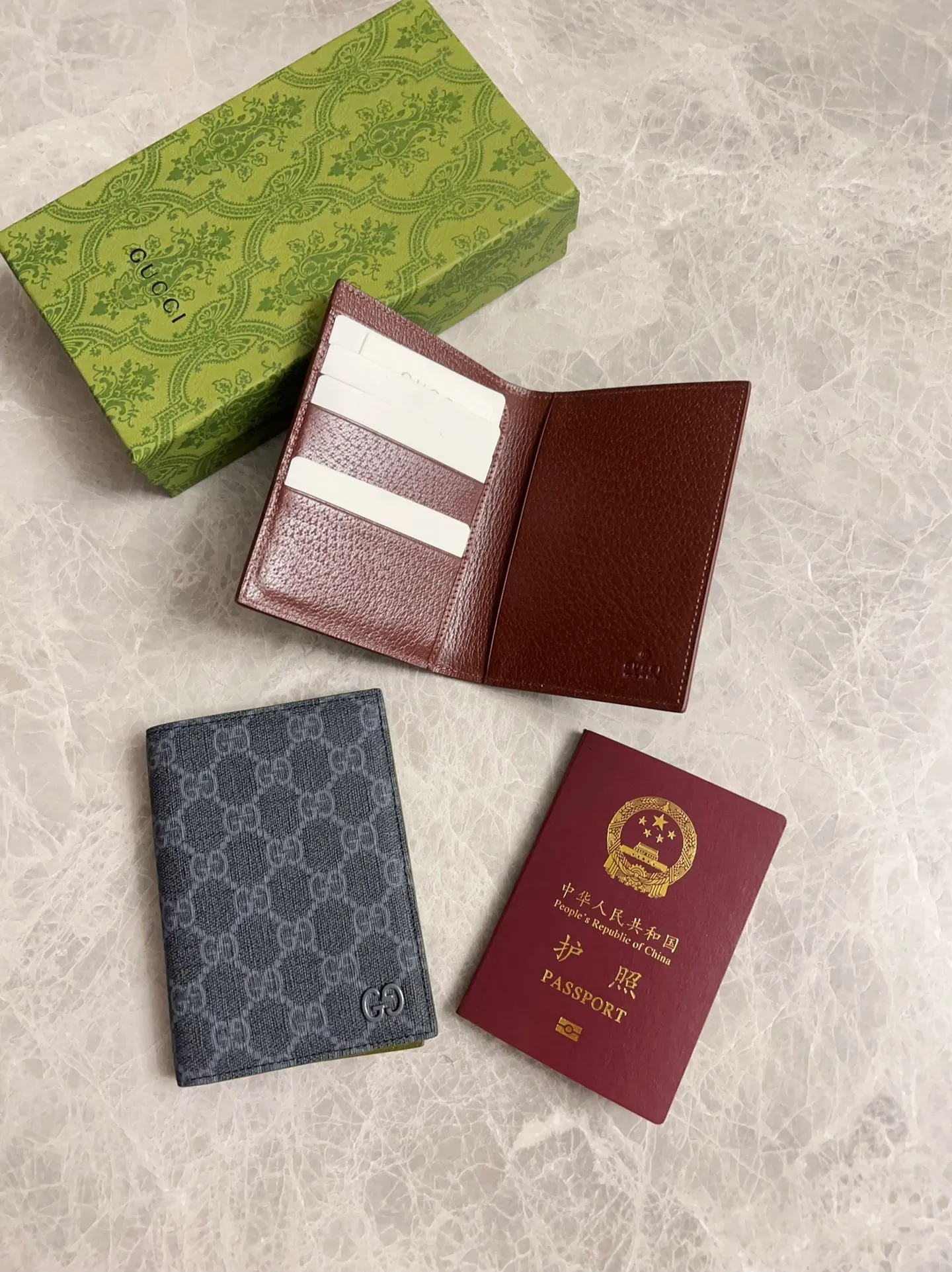💰360 🇭🇺🇭🇺Gucci’s latest collection ~ Passport holder 🧬🧬The two-tone design full of contrasting beauty makes the GG logo emblazoned on the bag stand out🧬🧬The fabric is made of black GG and the lining is made of contrasting cowhide 🧬🧬Black GG Supreme canvas with dark gray ceramic effect double G, size: 13.5x 9.5cm Model: 795229