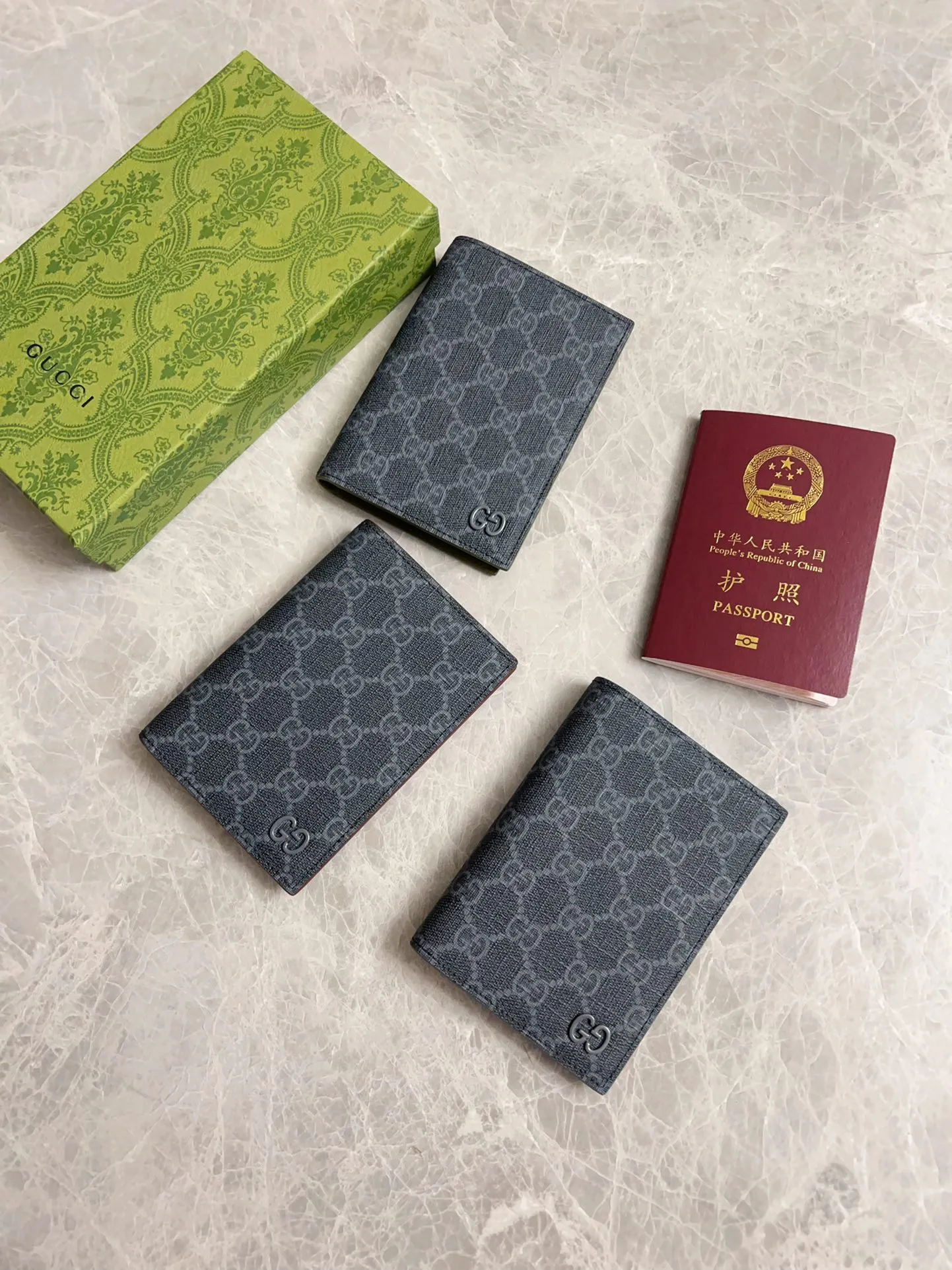 💰360 🇭🇺🇭🇺Gucci’s latest collection ~ Passport holder 🧬🧬The two-tone design full of contrasting beauty makes the GG logo emblazoned on the bag stand out🧬🧬The fabric is made of black GG and the lining is made of contrasting cowhide 🧬🧬Black GG Supreme canvas with dark gray ceramic effect double G, size: 13.5x 9.5cm Model: 795229