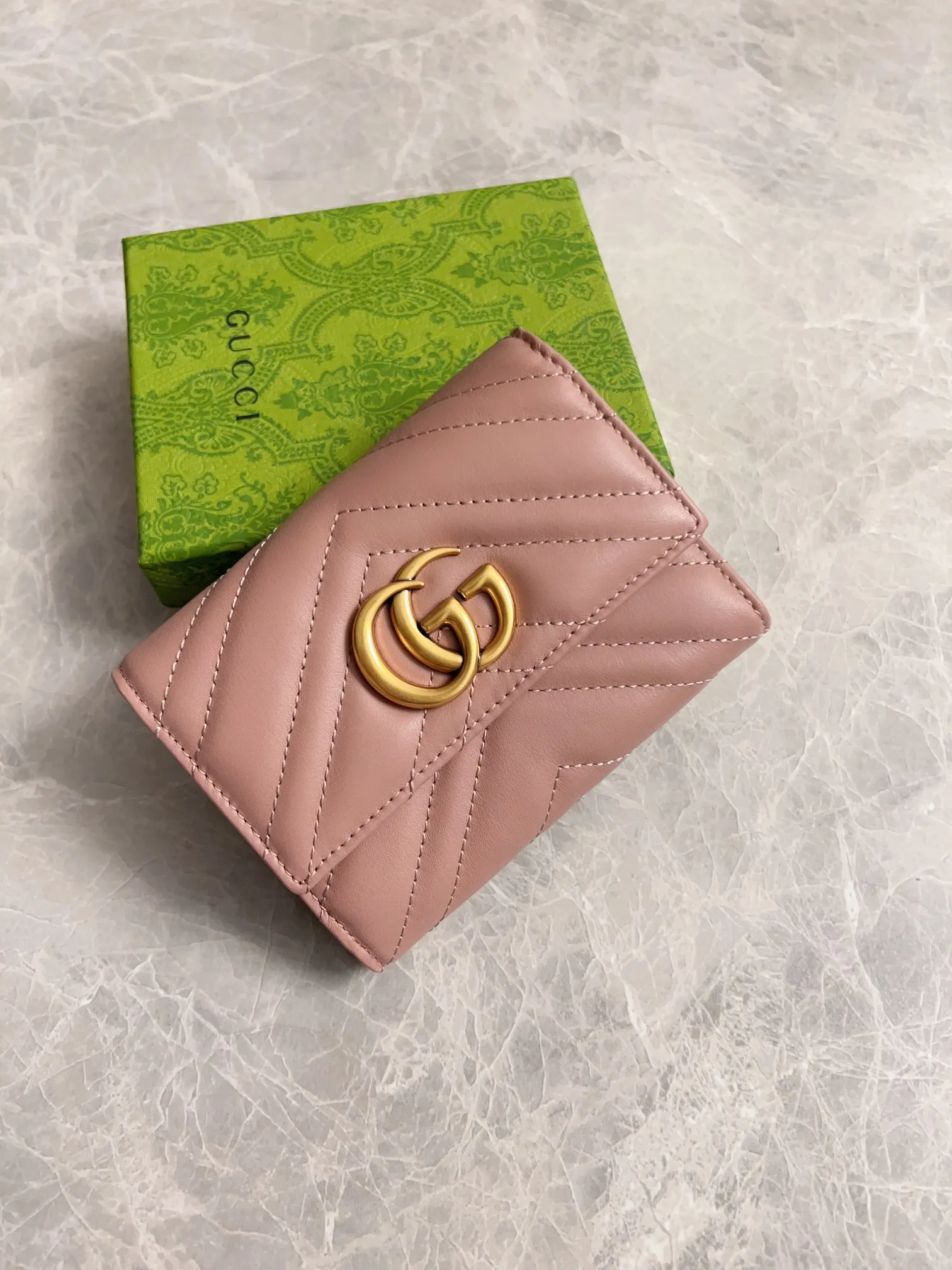 💰400 🇭🇺🇭🇺2017 official website synchronization~Double G bronze metal folding short clip has arrived! 👒👒Counter quality top quality cowhide embroidered wave pattern👒👒Privately ordered hardware and exquisite workmanship👒👒Unique design style zipper coin bag! 👒👒Model: 474802, color: black, bright red, nude pink, size: 12x9.5x2.5cm, fully open 19.5cm