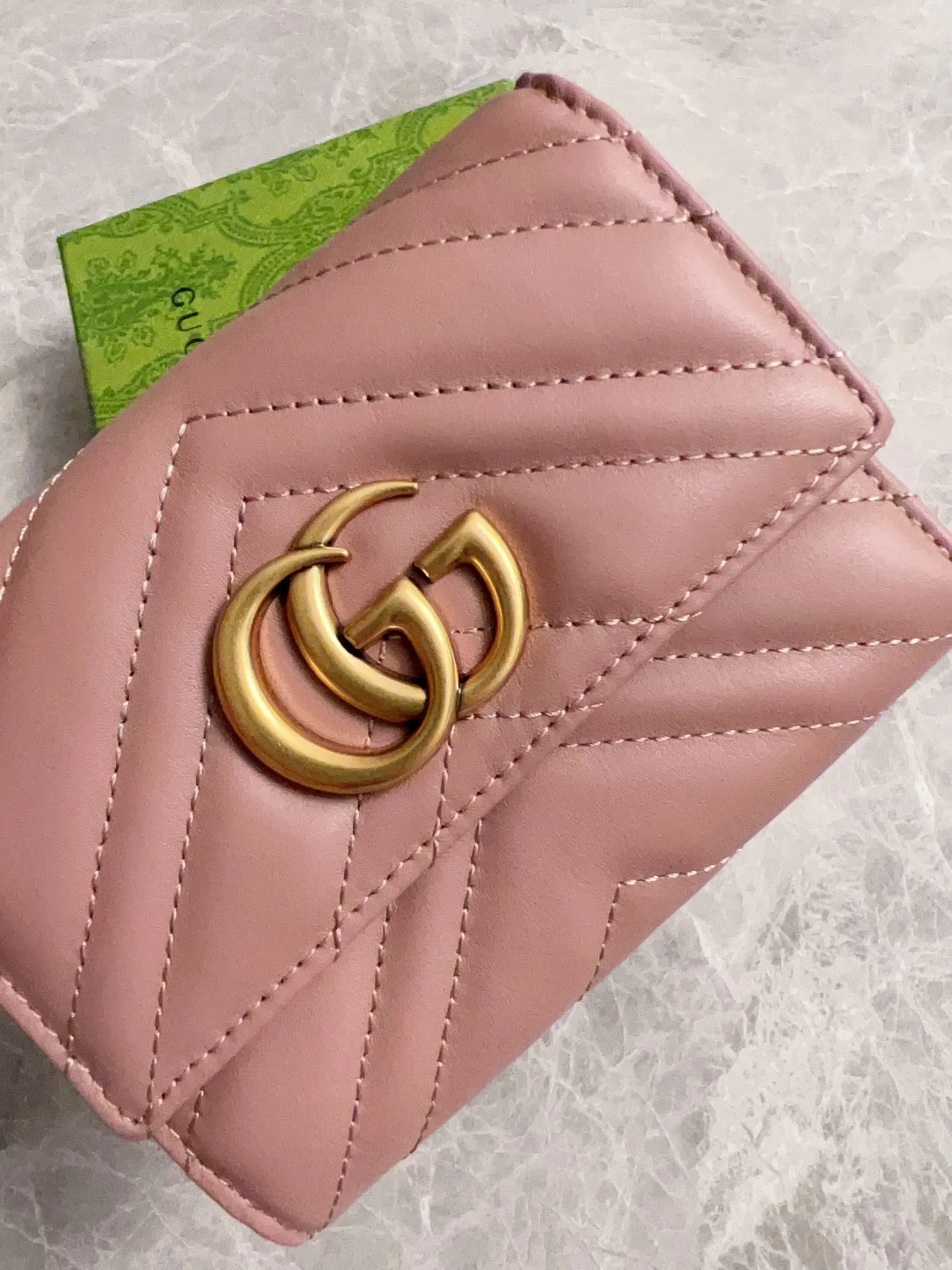 💰400 🇭🇺🇭🇺2017 official website synchronization~Double G bronze metal folding short clip has arrived! 👒👒Counter quality top quality cowhide embroidered wave pattern👒👒Privately ordered hardware and exquisite workmanship👒👒Unique design style zipper coin bag! 👒👒Model: 474802, color: black, bright red, nude pink, size: 12x9.5x2.5cm, fully open 19.5cm