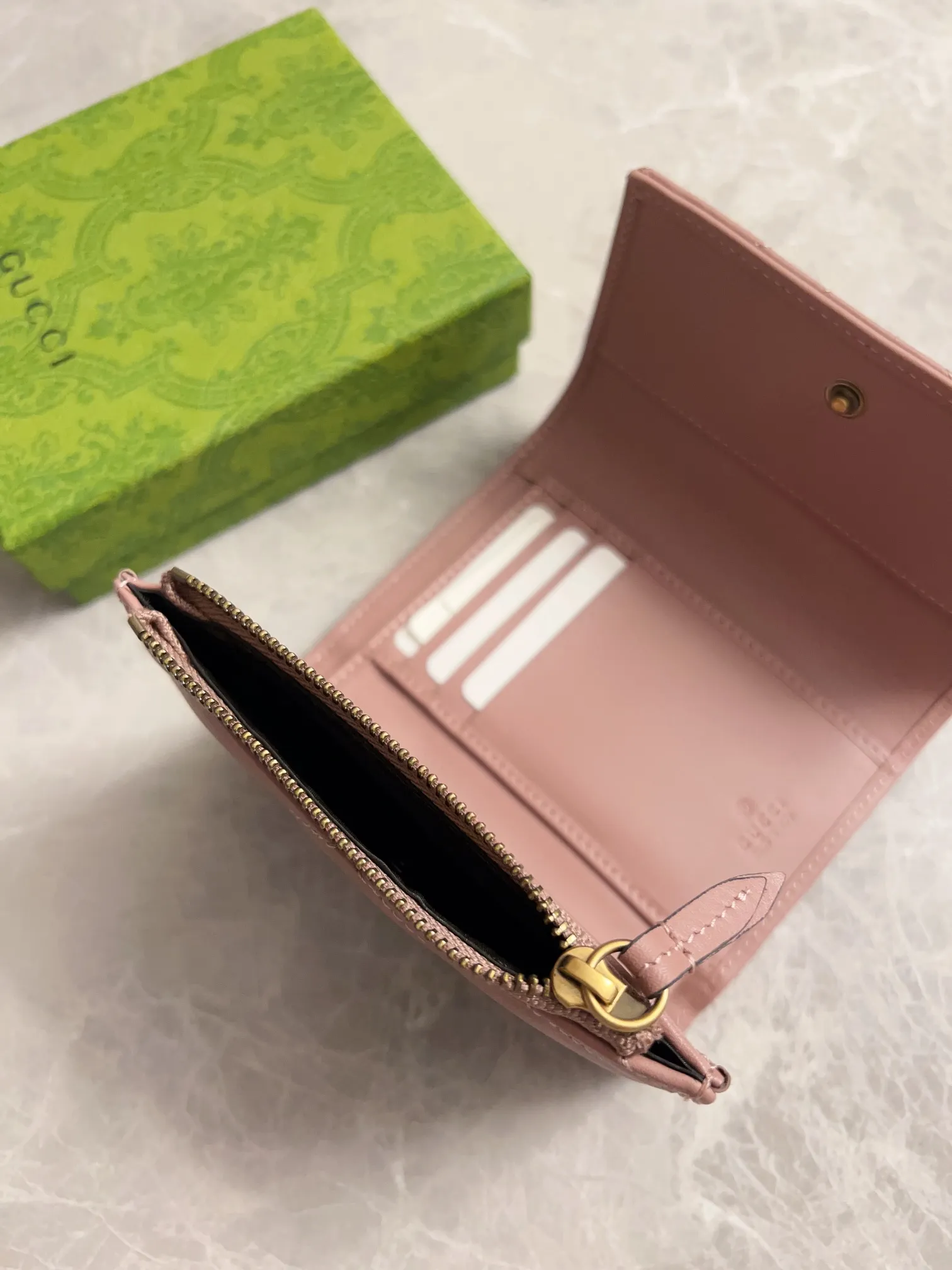💰400 🇭🇺🇭🇺2017 official website synchronization~Double G bronze metal folding short clip has arrived! 👒👒Counter quality top quality cowhide embroidered wave pattern👒👒Privately ordered hardware and exquisite workmanship👒👒Unique design style zipper coin bag! 👒👒Model: 474802, color: black, bright red, nude pink, size: 12x9.5x2.5cm, fully open 19.5cm