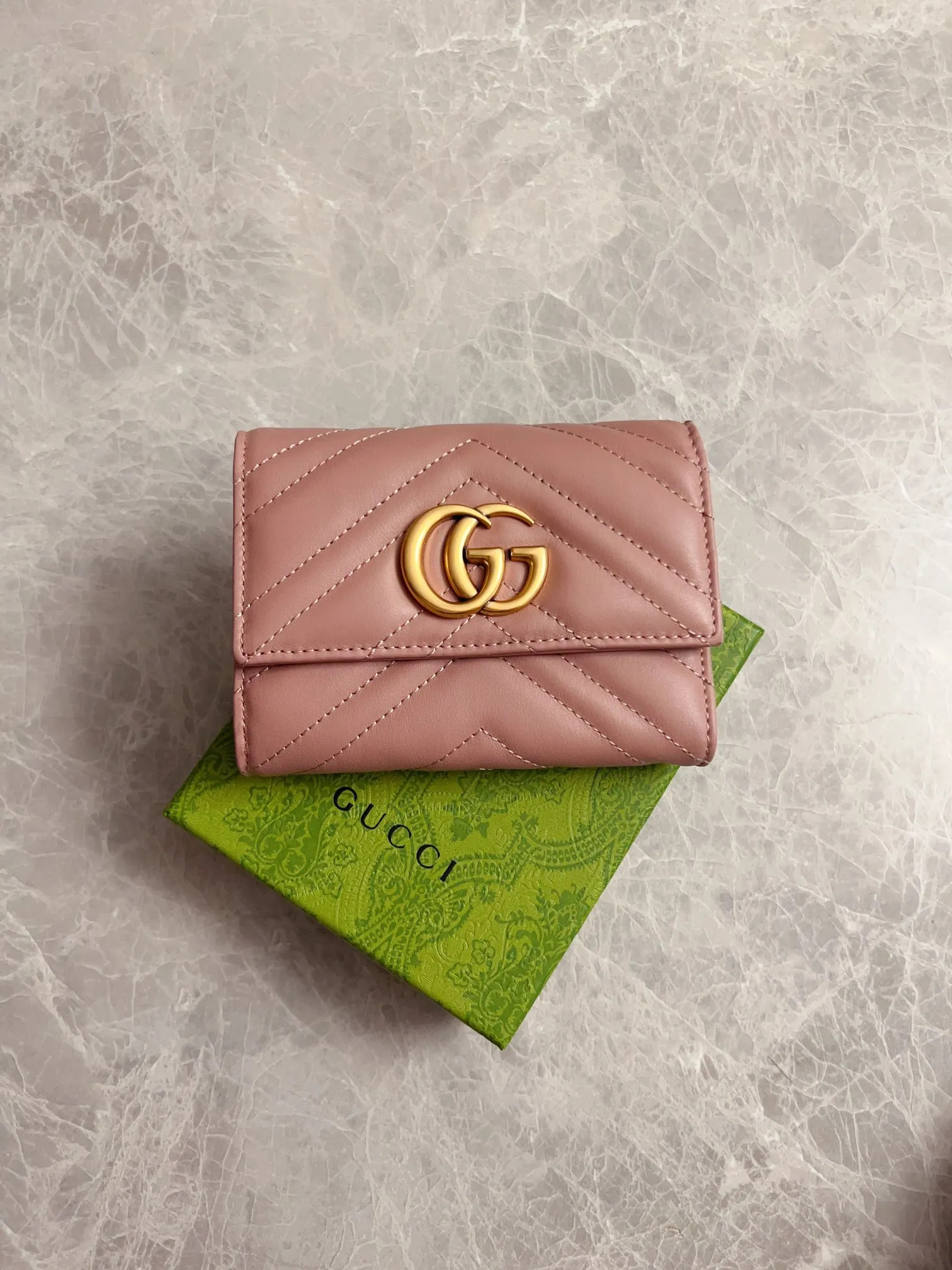 💰400 🇭🇺🇭🇺2017 official website synchronization~Double G bronze metal folding short clip has arrived! 👒👒Counter quality top quality cowhide embroidered wave pattern👒👒Privately ordered hardware and exquisite workmanship👒👒Unique design style zipper coin bag! 👒👒Model: 474802, color: black, bright red, nude pink, size: 12x9.5x2.5cm, fully open 19.5cm