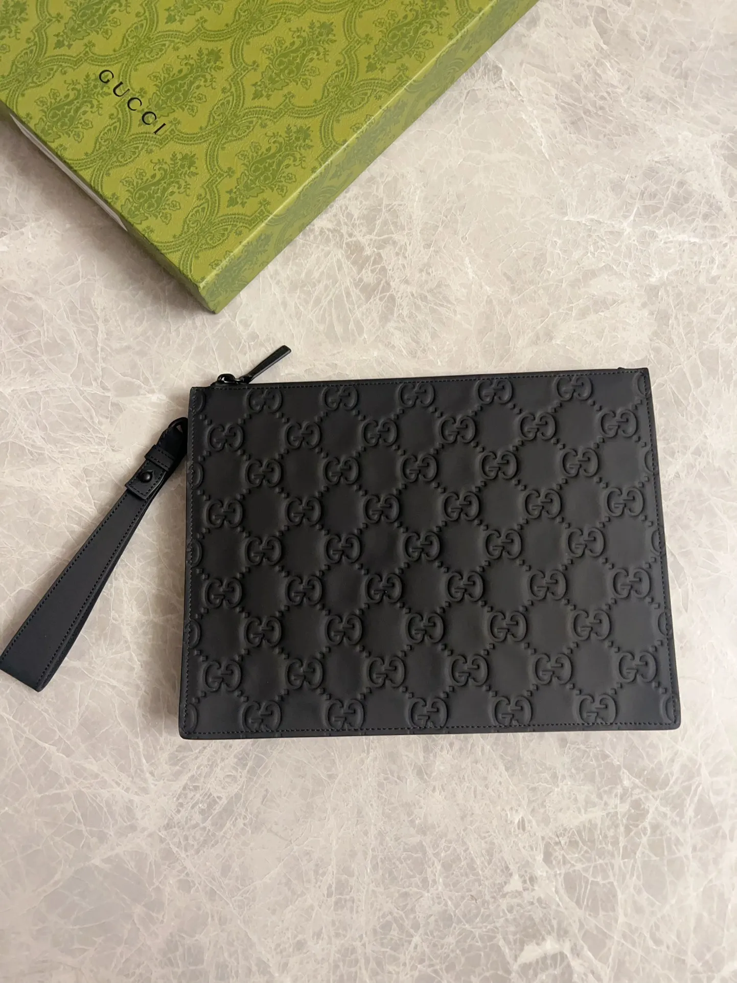 💰580 🇭🇺🇭🇺gucci's new men's series of original black rubber effect are now available🎋🎋Model number: 771319, size: 28x22x3.5cm🎋🎋Counter quality, top-notch original goods, real photos🎋🎋