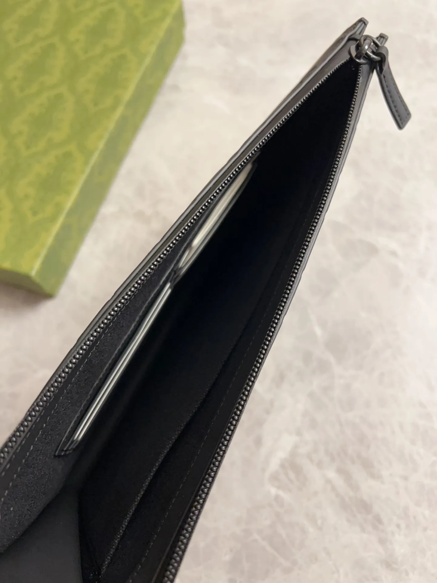 💰580 🇭🇺🇭🇺gucci's new men's series of original black rubber effect are now available🎋🎋Model number: 771319, size: 28x22x3.5cm🎋🎋Counter quality, top-notch original goods, real photos🎋🎋