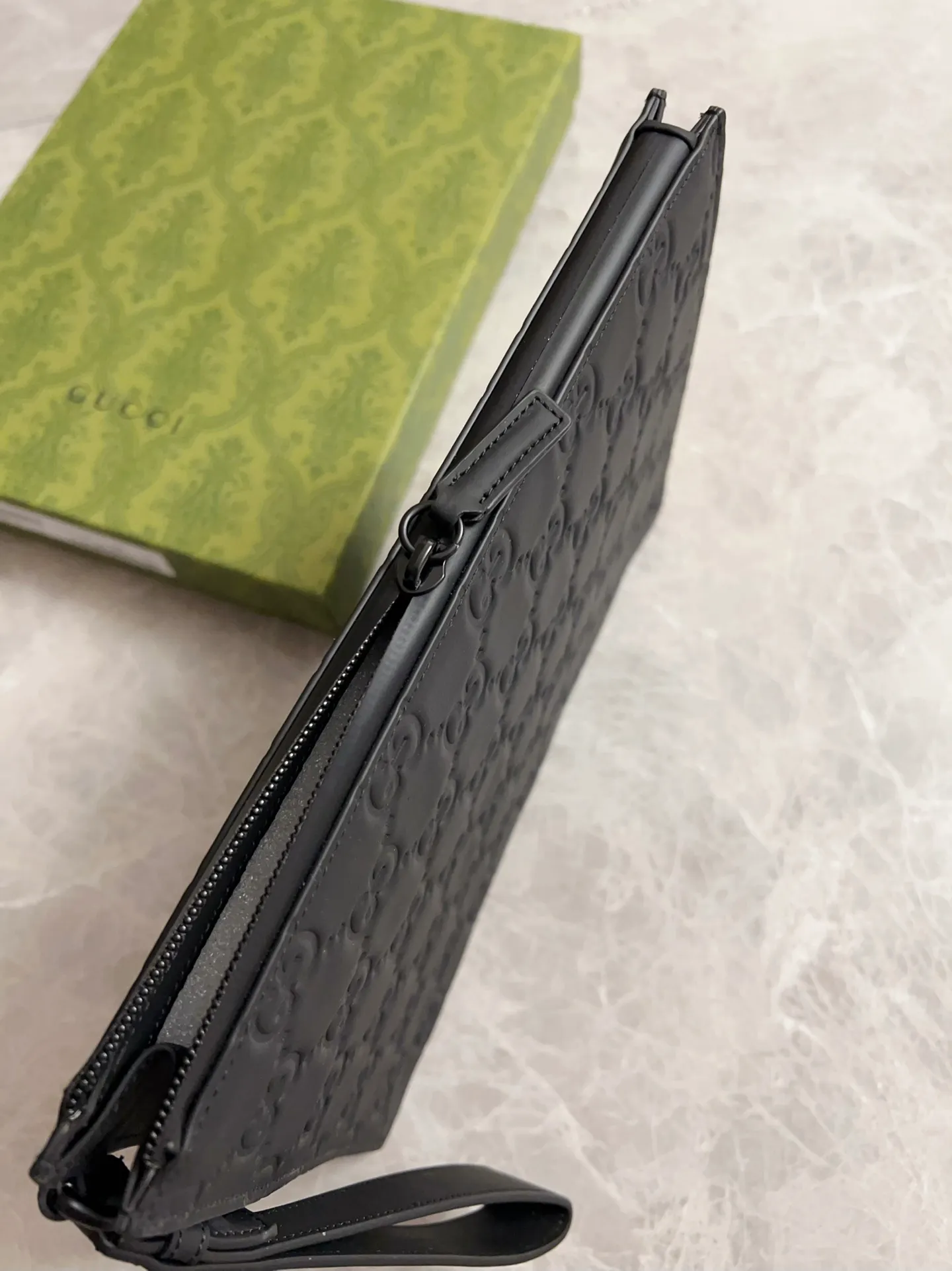 💰580 🇭🇺🇭🇺gucci's new men's series of original black rubber effect are now available🎋🎋Model number: 771319, size: 28x22x3.5cm🎋🎋Counter quality, top-notch original goods, real photos🎋🎋