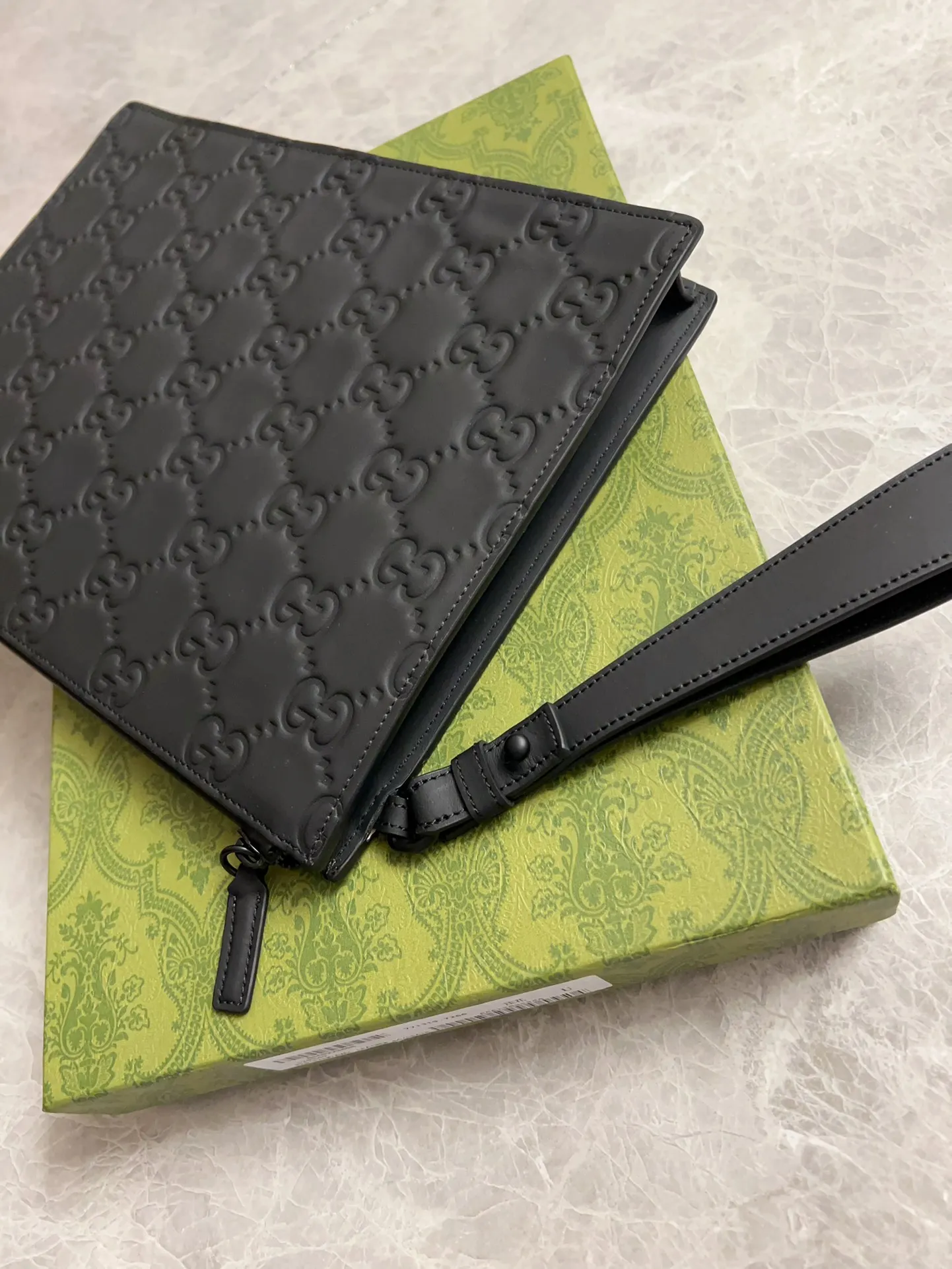 💰580 🇭🇺🇭🇺gucci's new men's series of original black rubber effect are now available🎋🎋Model number: 771319, size: 28x22x3.5cm🎋🎋Counter quality, top-notch original goods, real photos🎋🎋