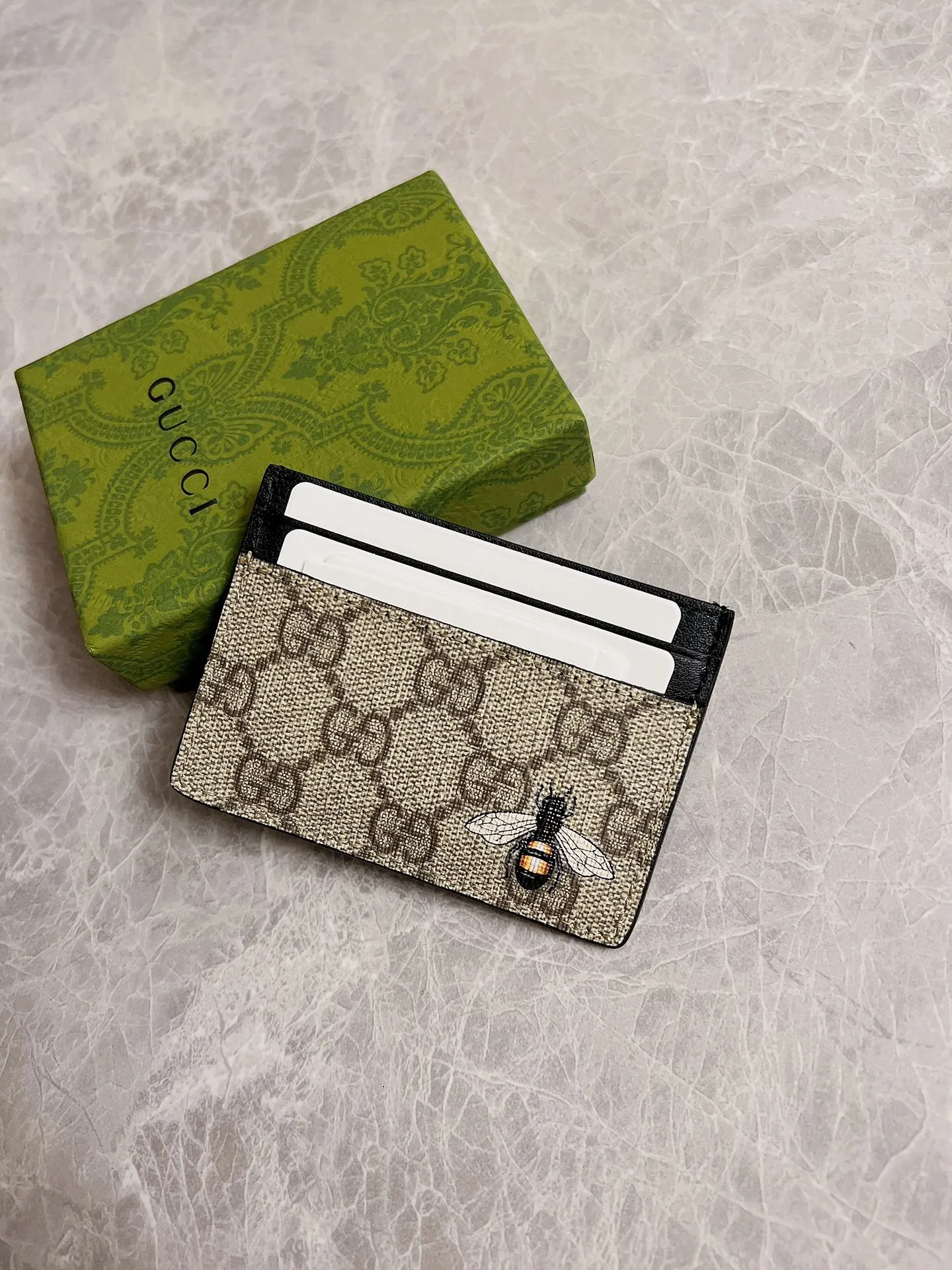💰200 🇭🇺🇭🇺New men’s small card holder! 🐍🐍Synchronized with the counter, original shaved leather with high-quality PVC fabric🐍🐍Tear-printed latest bee logo🐍🐍Oil edges with fine workmanship, simple and elegant, fashionable and domineering,🐍🐍Model: 451277, size: 10x7cm, color: brown PVC-black "Bee"