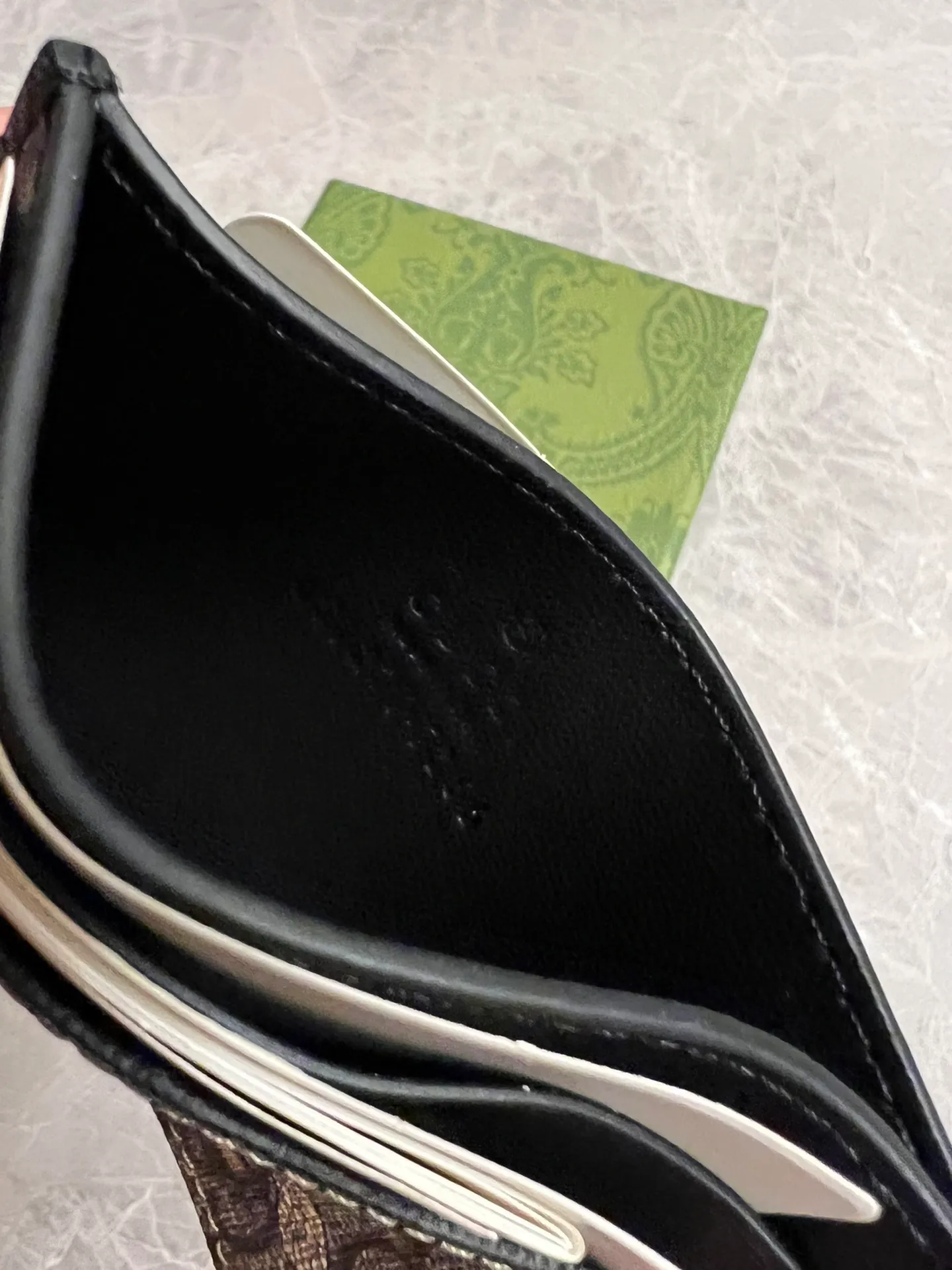 💰200 🇭🇺🇭🇺New men’s small card holder! 🐍🐍Synchronized with the counter, original shaved leather with high-quality PVC fabric🐍🐍Tear-printed latest bee logo🐍🐍Oil edges with fine workmanship, simple and elegant, fashionable and domineering,🐍🐍Model: 451277, size: 10x7cm, color: brown PVC-black "Bee"