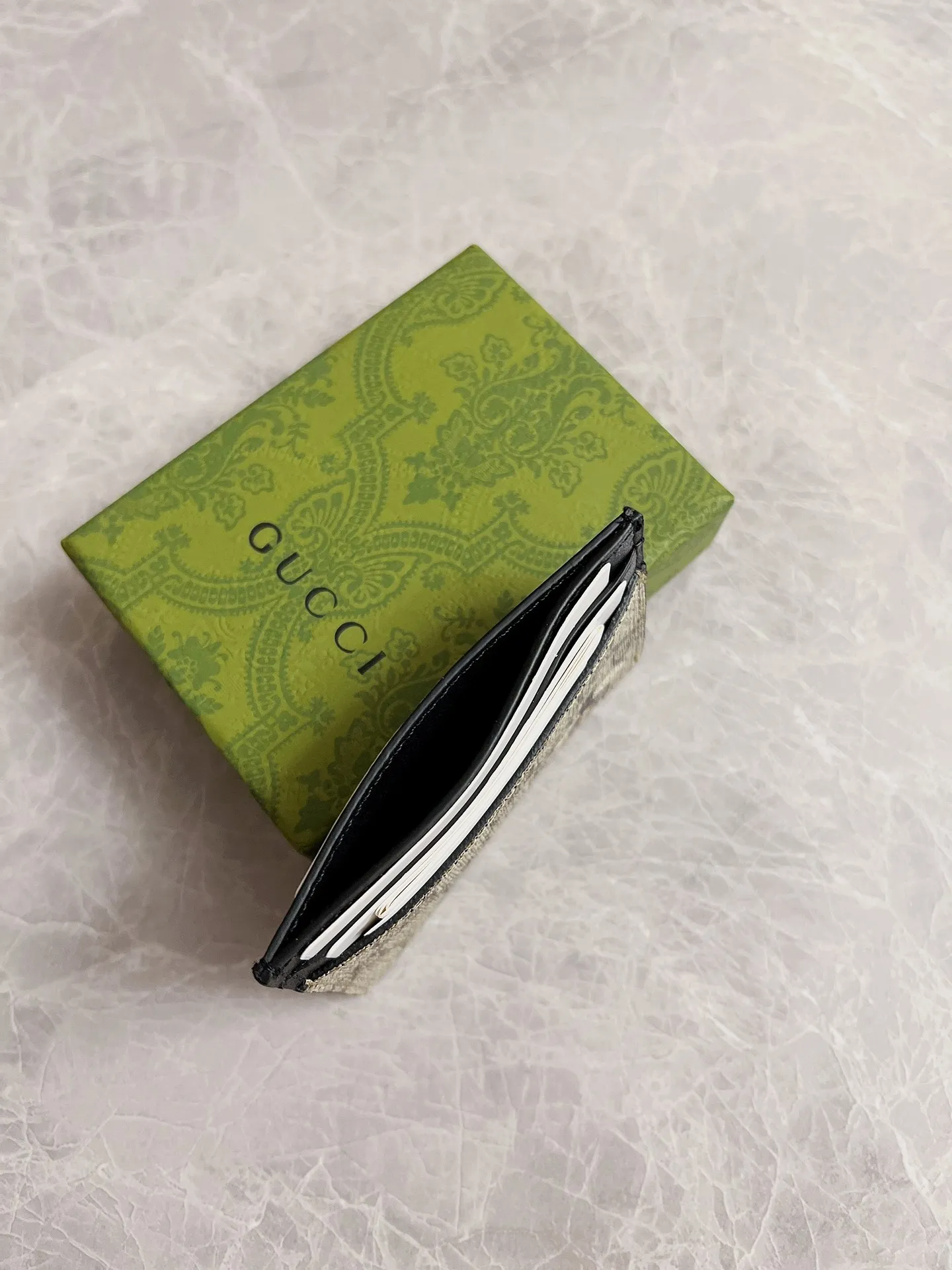 💰200 🇭🇺🇭🇺New men’s small card holder! 🐍🐍Synchronized with the counter, original shaved leather with high-quality PVC fabric🐍🐍Tear-printed latest bee logo🐍🐍Oil edges with fine workmanship, simple and elegant, fashionable and domineering,🐍🐍Model: 451277, size: 10x7cm, color: brown PVC-black "Bee"
