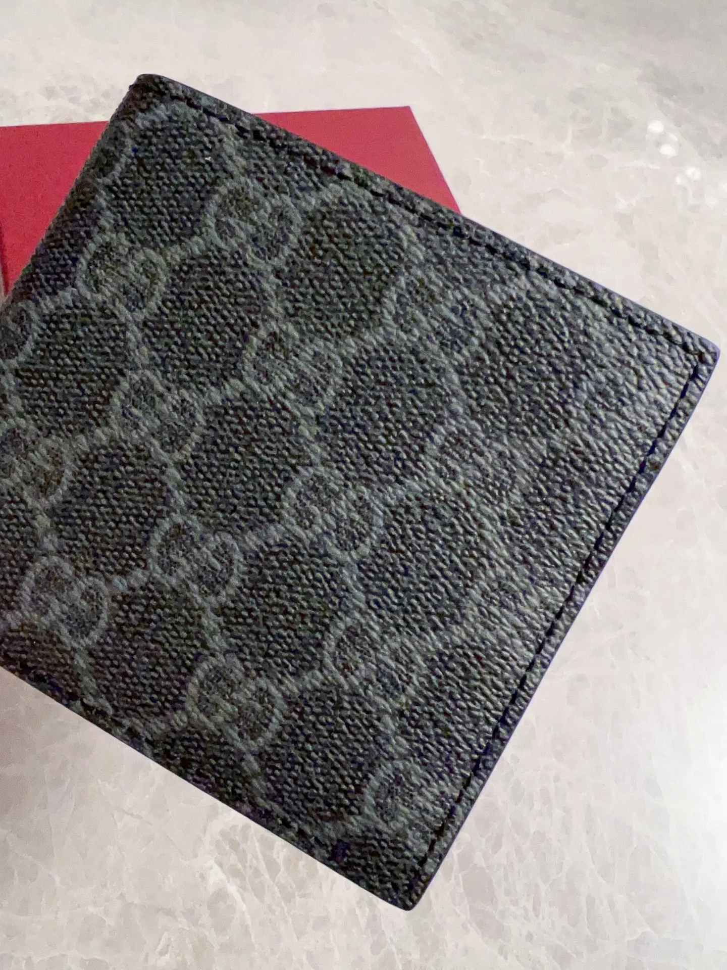 💰310🇭🇺🇭🇺GG Emblem series reinterprets the classic double G pattern with creative design and innovative functions. 🍃🍃New granular PVC fabric with original factory calfskin, fashionable and versatile! 🍃🍃Brown, black Model number: 821200 (insert cards on both sides) Size: 11x9cm
