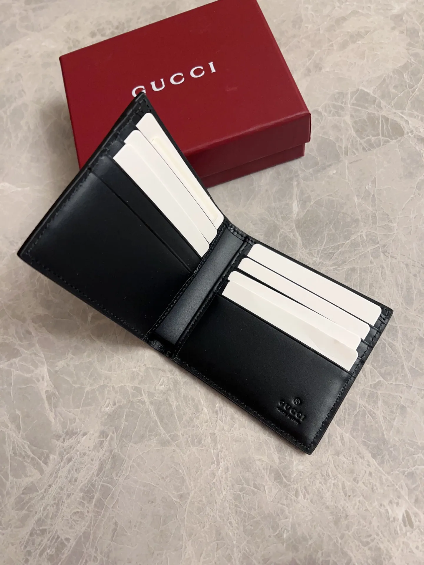 💰310🇭🇺🇭🇺GG Emblem series reinterprets the classic double G pattern with creative design and innovative functions. 🍃🍃New granular PVC fabric with original factory calfskin, fashionable and versatile! 🍃🍃Brown, black Model number: 821200 (insert cards on both sides) Size: 11x9cm