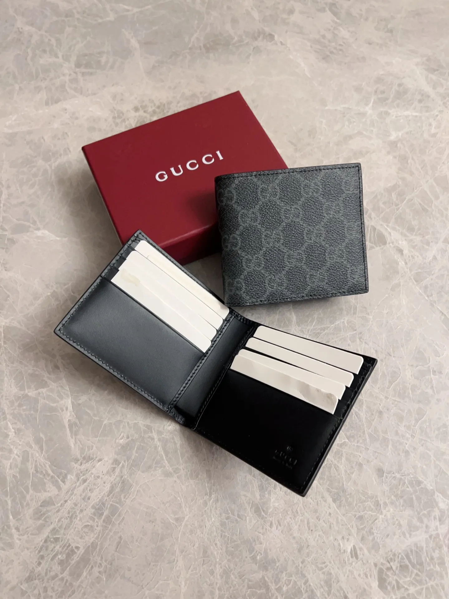 💰310🇭🇺🇭🇺GG Emblem series reinterprets the classic double G pattern with creative design and innovative functions. 🍃🍃New granular PVC fabric with original factory calfskin, fashionable and versatile! 🍃🍃Brown, black Model number: 821200 (insert cards on both sides) Size: 11x9cm