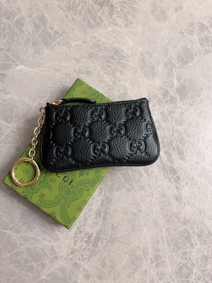 The new GG Emblem series of ultra-soft lychee-colored embossed patterns are available in 8 exquisite styles! 💋💋810705, 815936, 815883, 815874, 815891, 815922, 815901, 821803