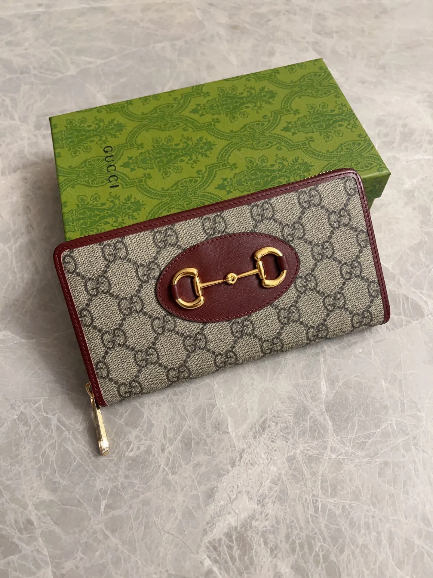 💰420 🇭🇺🇭🇺 Newly launched Gucci made of GG Supreme premium man-made canvas and brown leather 🍿🍿1955 Horsebit Card Holder This series adopts the same double ring and long strip design as the handbag 🍿🍿This detail is inspired by the brand’s equestrian roots 🍿🍿 It is one of Gucci’s classic heritage 🍿🍿 It is also one of the brand’s most representative symbolic elements 🍿🍿Model: 621889, size: 19.5x10x3cm
