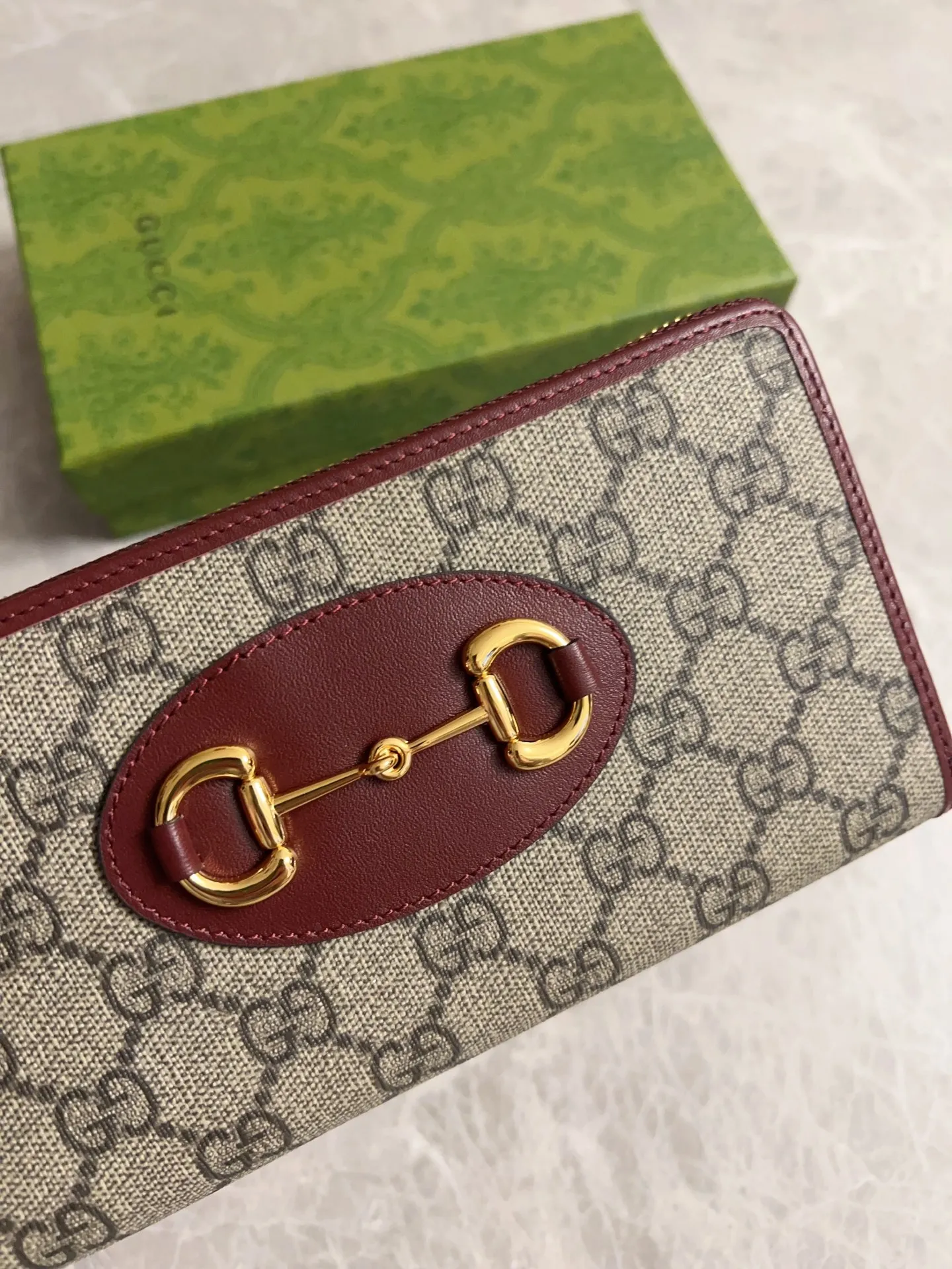 💰420 🇭🇺🇭🇺 Newly launched Gucci made of GG Supreme premium man-made canvas and brown leather 🍿🍿1955 Horsebit Card Holder This series adopts the same double ring and long strip design as the handbag 🍿🍿This detail is inspired by the brand’s equestrian roots 🍿🍿 It is one of Gucci’s classic heritage 🍿🍿 It is also one of the brand’s most representative symbolic elements 🍿🍿Model: 621889, size: 19.5x10x3cm