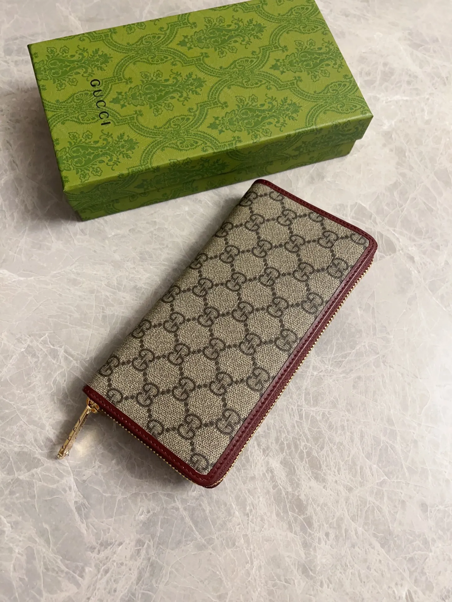 💰420 🇭🇺🇭🇺 Newly launched Gucci made of GG Supreme premium man-made canvas and brown leather 🍿🍿1955 Horsebit Card Holder This series adopts the same double ring and long strip design as the handbag 🍿🍿This detail is inspired by the brand’s equestrian roots 🍿🍿 It is one of Gucci’s classic heritage 🍿🍿 It is also one of the brand’s most representative symbolic elements 🍿🍿Model: 621889, size: 19.5x10x3cm
